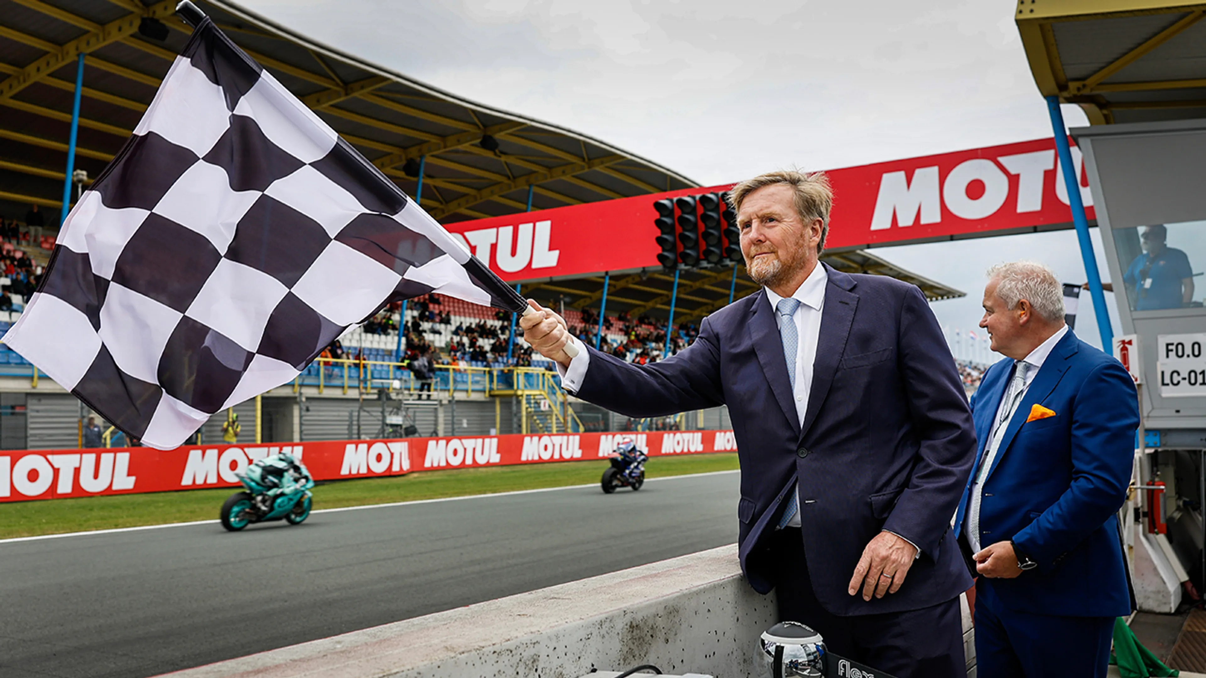 Video: Koning Willem-Alexander vlagt training af bij honderdjarig bestaan TT Assen