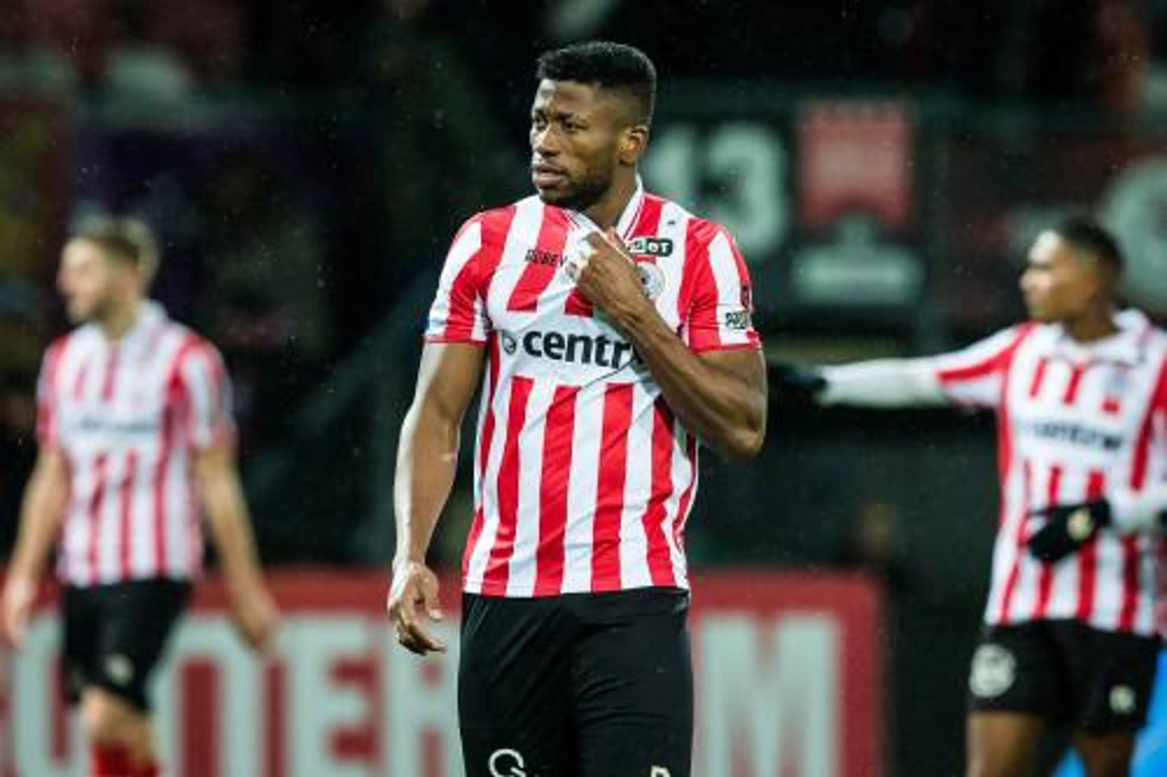 AZ ontbindt contract van Nigeriaanse spits Friday