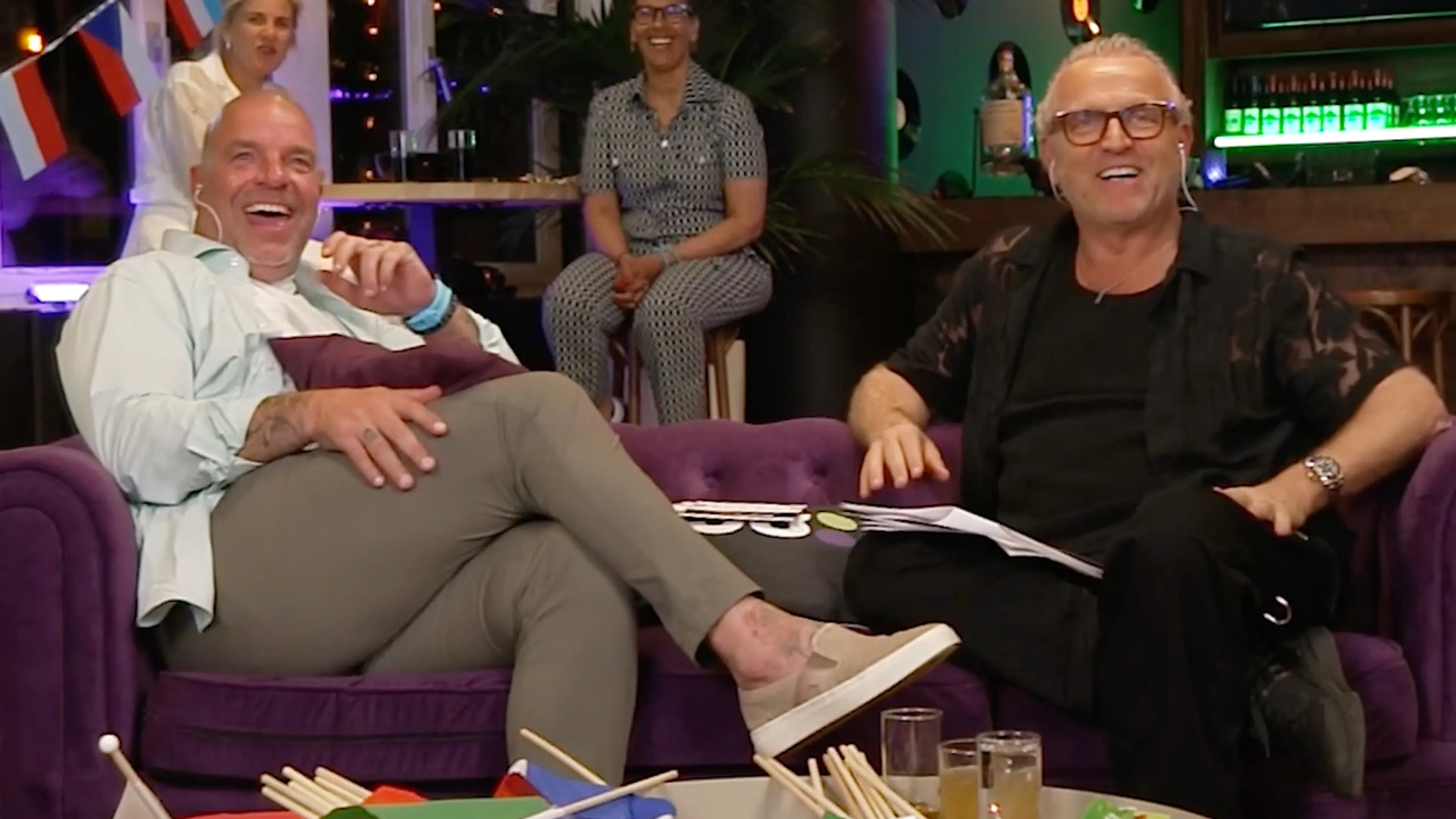 Gordon en Andy van der Meijde geven commentaar bij Eurovisie Songfestival
