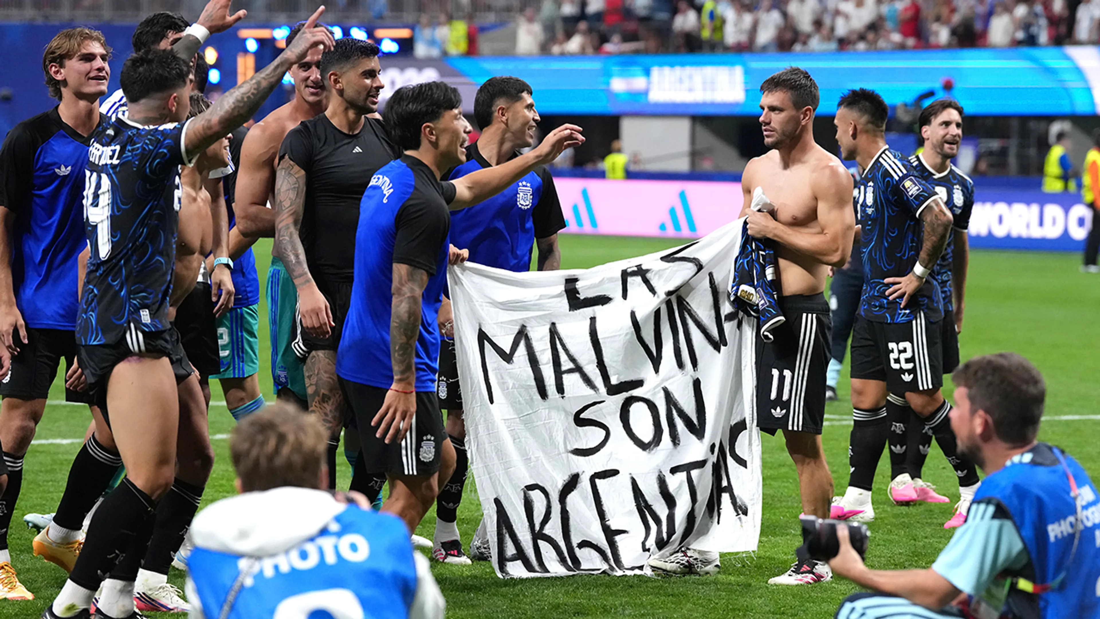 Argentinië-spelers overtreden FIFA-regels met controversieel spandoek na zege op Engeland