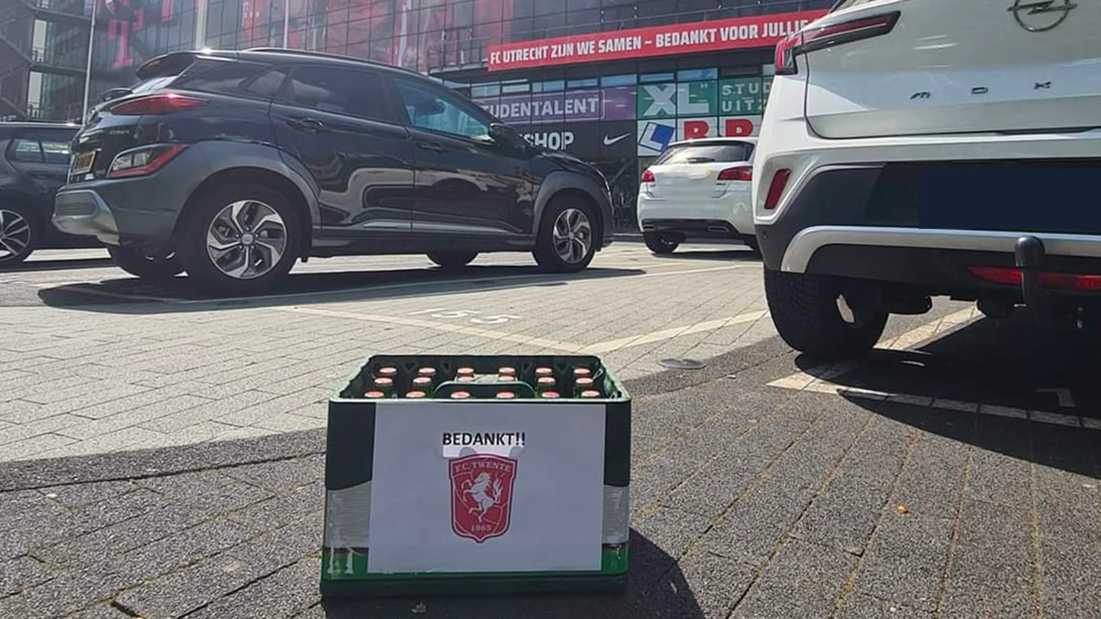 FC Twente-aanhang brengt krat bier naar Utrecht na gelijkspel tegen AZ: 'Bedankt!'