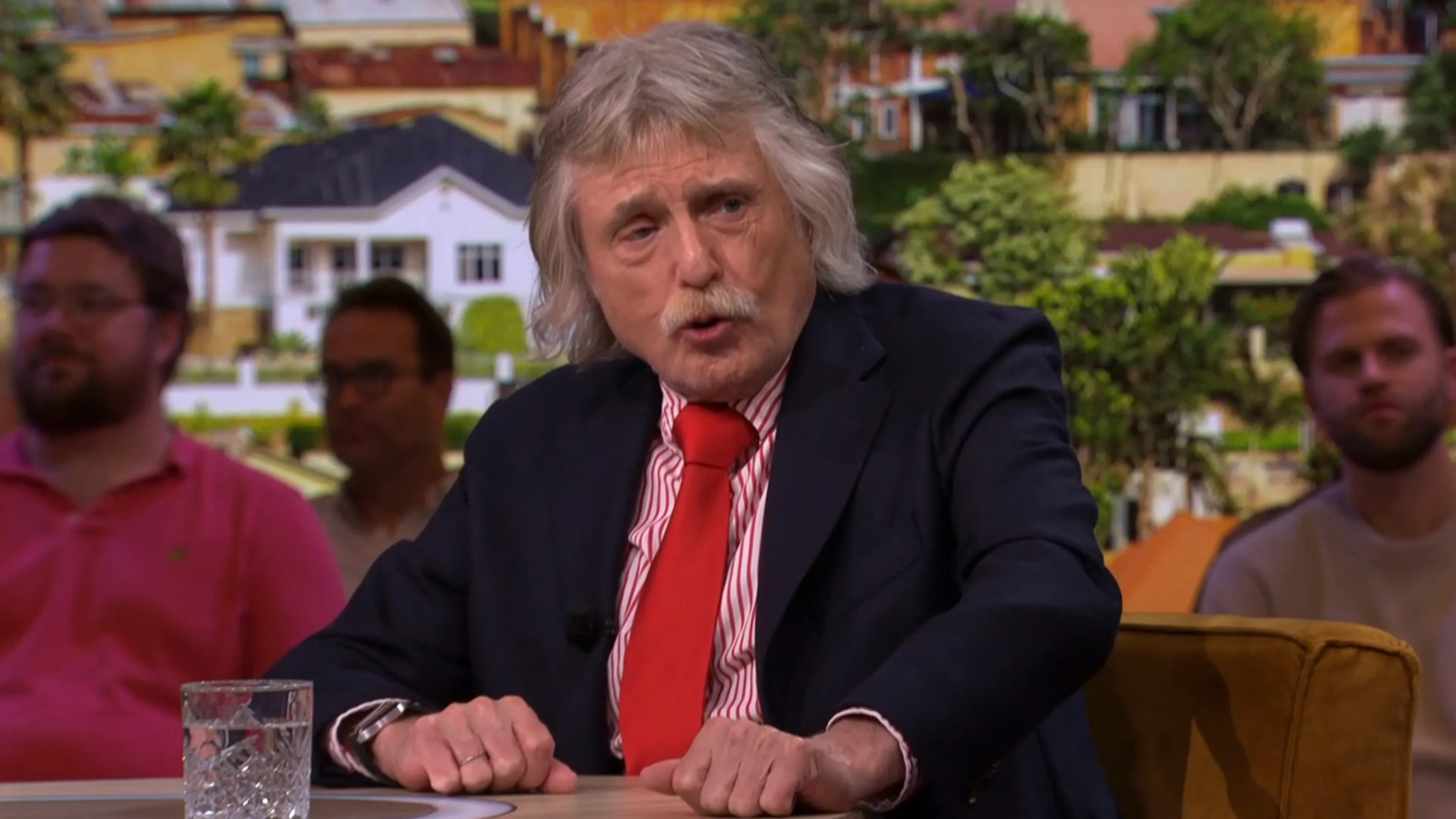 Johan Derksen verbijsterd: 'Heeft Nederland dáárvoor 140 miljoen aan Rwanda gegeven?!'