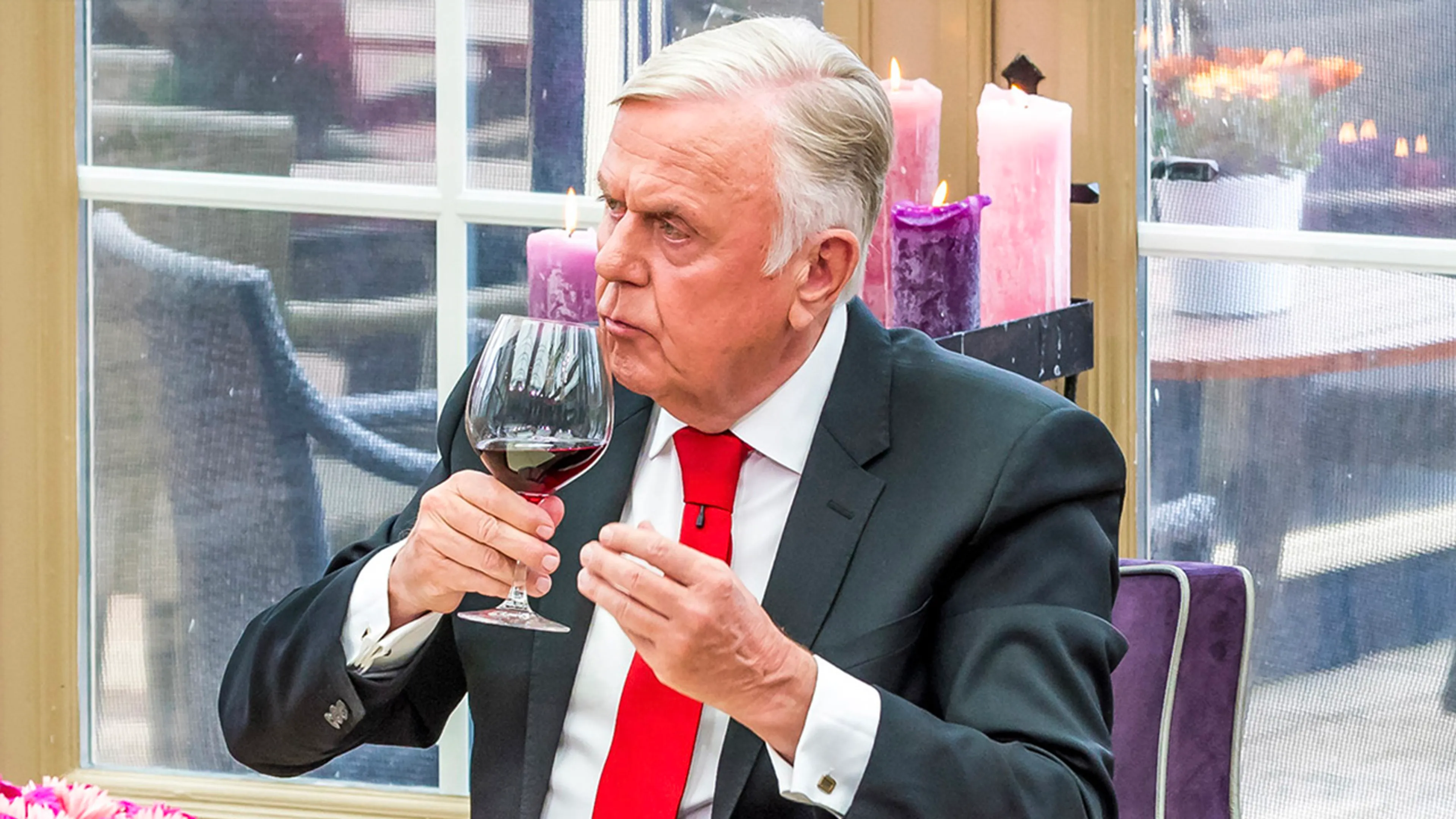 'Ik hoor net bij Business Class dat René van der Gijp vader wordt en zijn zoon Johan gaat heten'