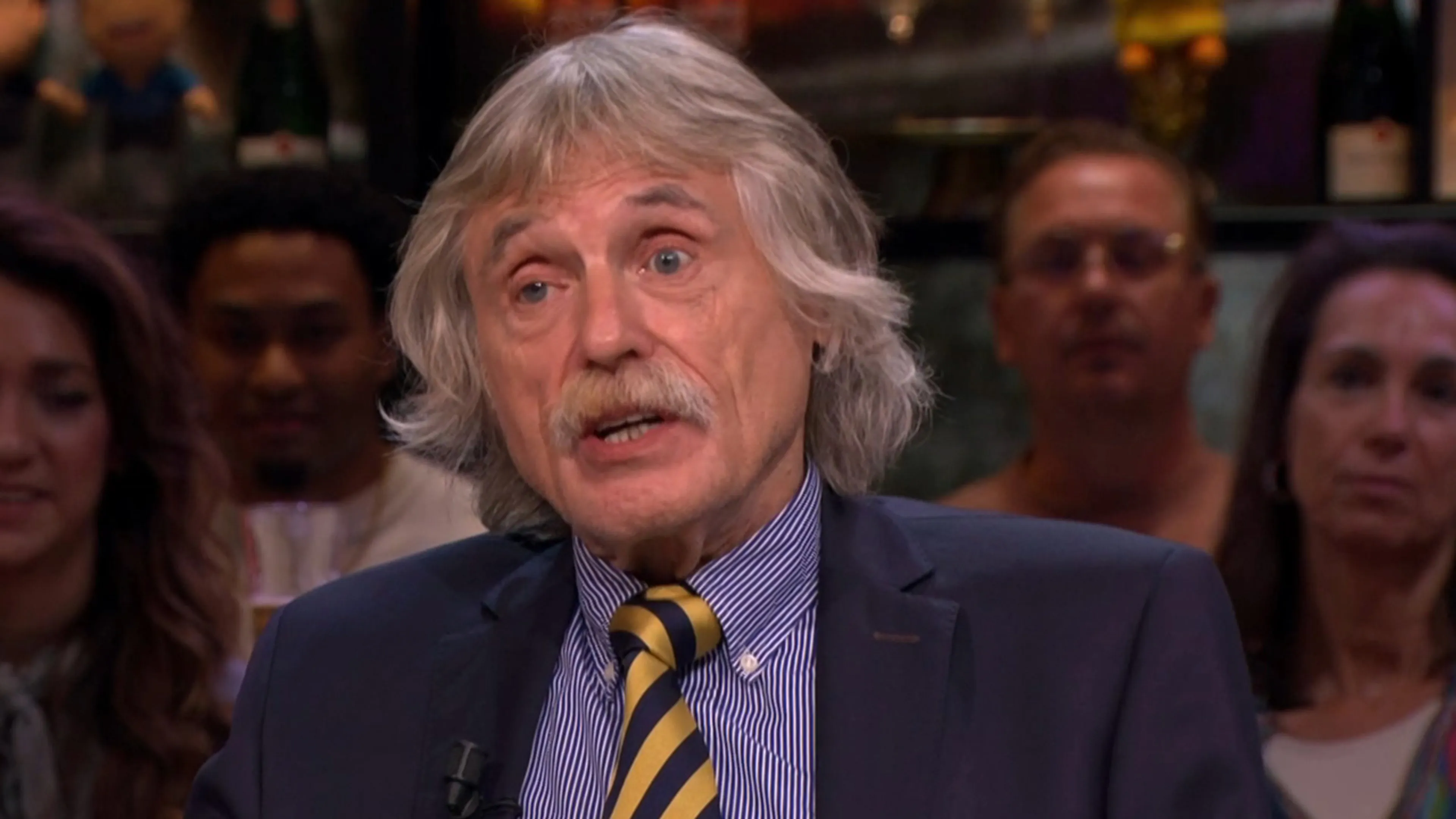 Johan Derksen kritisch op 'pens' van Eredivisie-trainer: 'Je eist van je spelers dat ze fit zijn...'