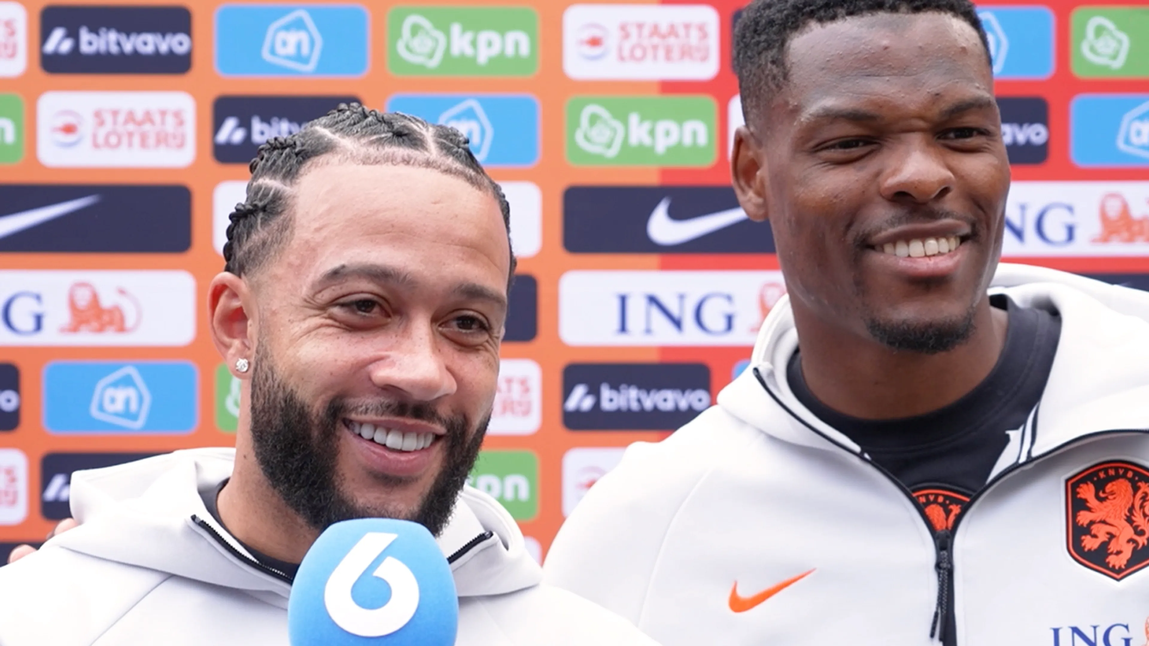 Denzel Dumfries breekt in tijdens interview met Memphis Depay: 'Wat is de vraag?!'