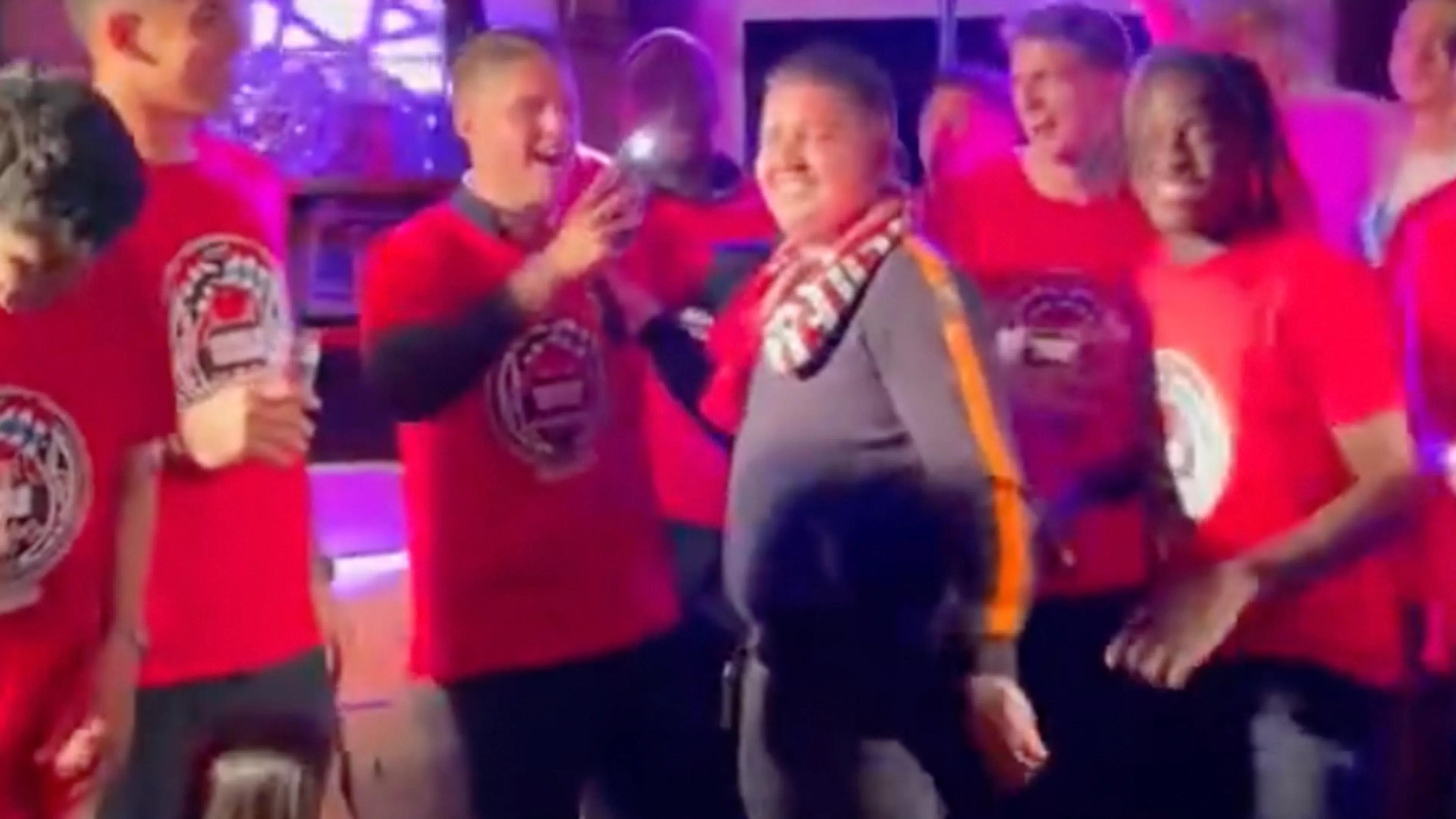 Video: Veerman zingt hit Engelbewaarder met Marco Schuitmaker na bekerwinst PSV