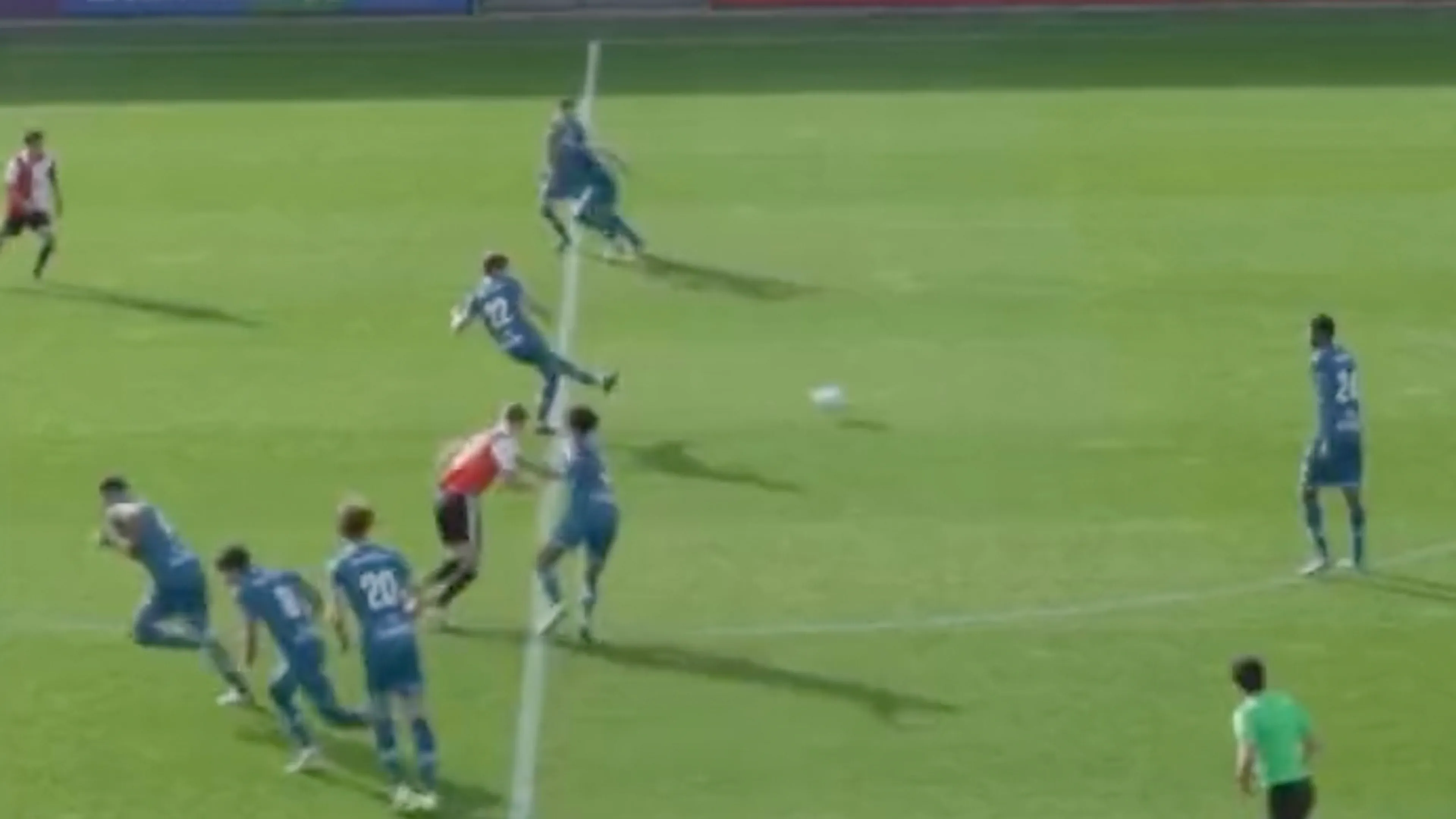 Videogoal: Aftrap bij duel tussen beloften Feyenoord en ADO gaat volledig mis