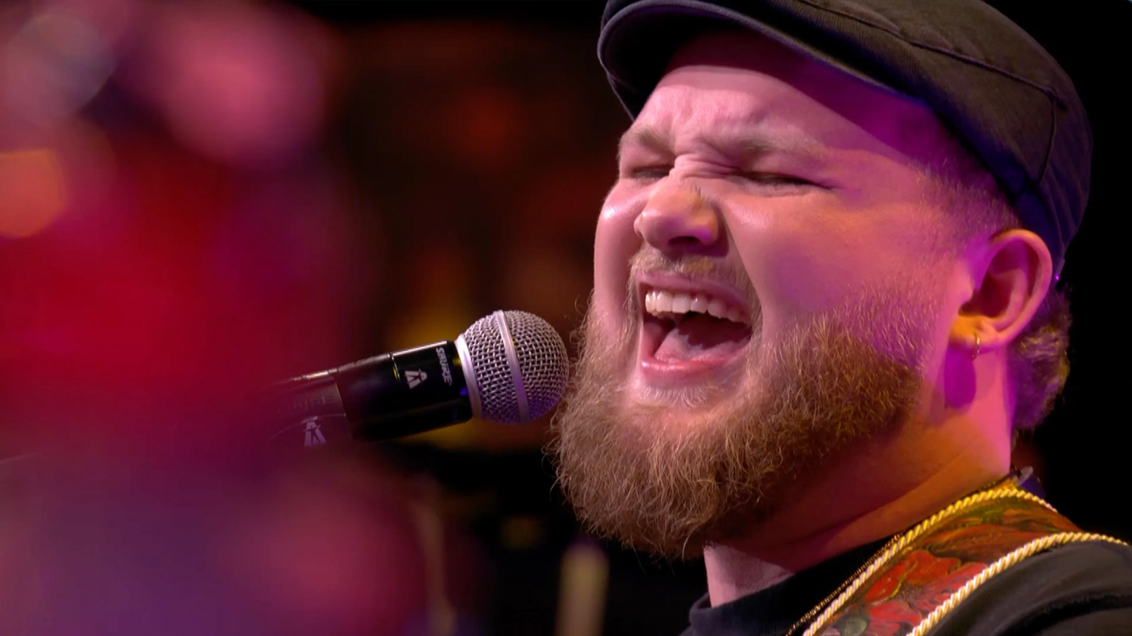 Lars van Bokhoven zingt 'Nu Ben Jij Hier' in de commercialbreak van De Oranjezondag