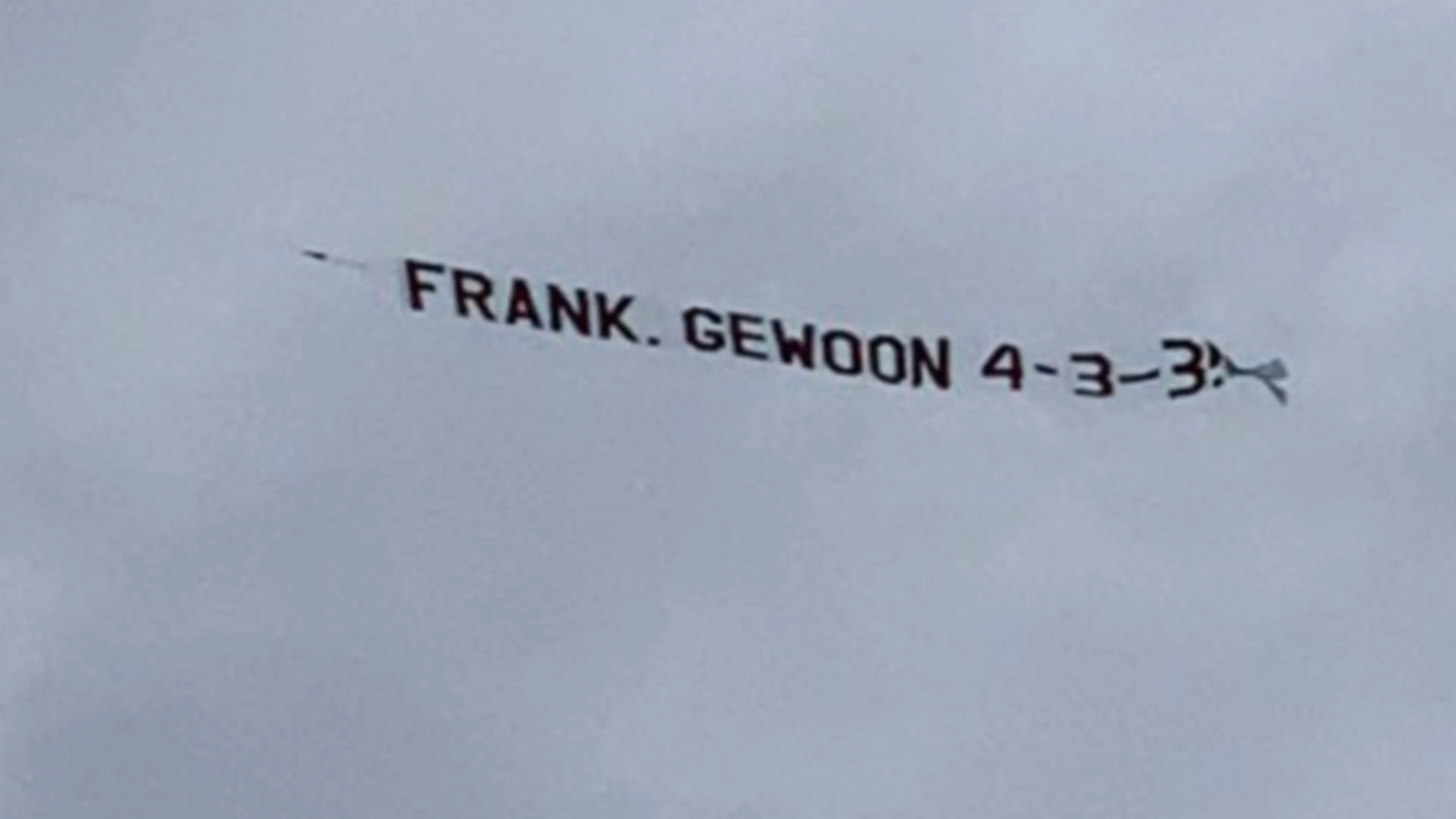 Ludieke actie met vliegtuig boven afsluitende training Oranje: 'Frank, gewoon 4-3-3!' 