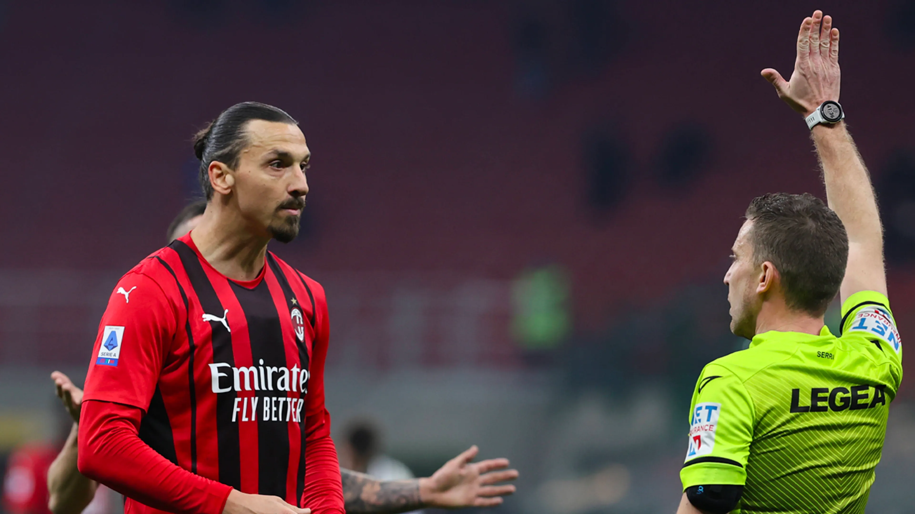 Zlatan troost huilende scheidsrechter na onterecht afgekeurde goal