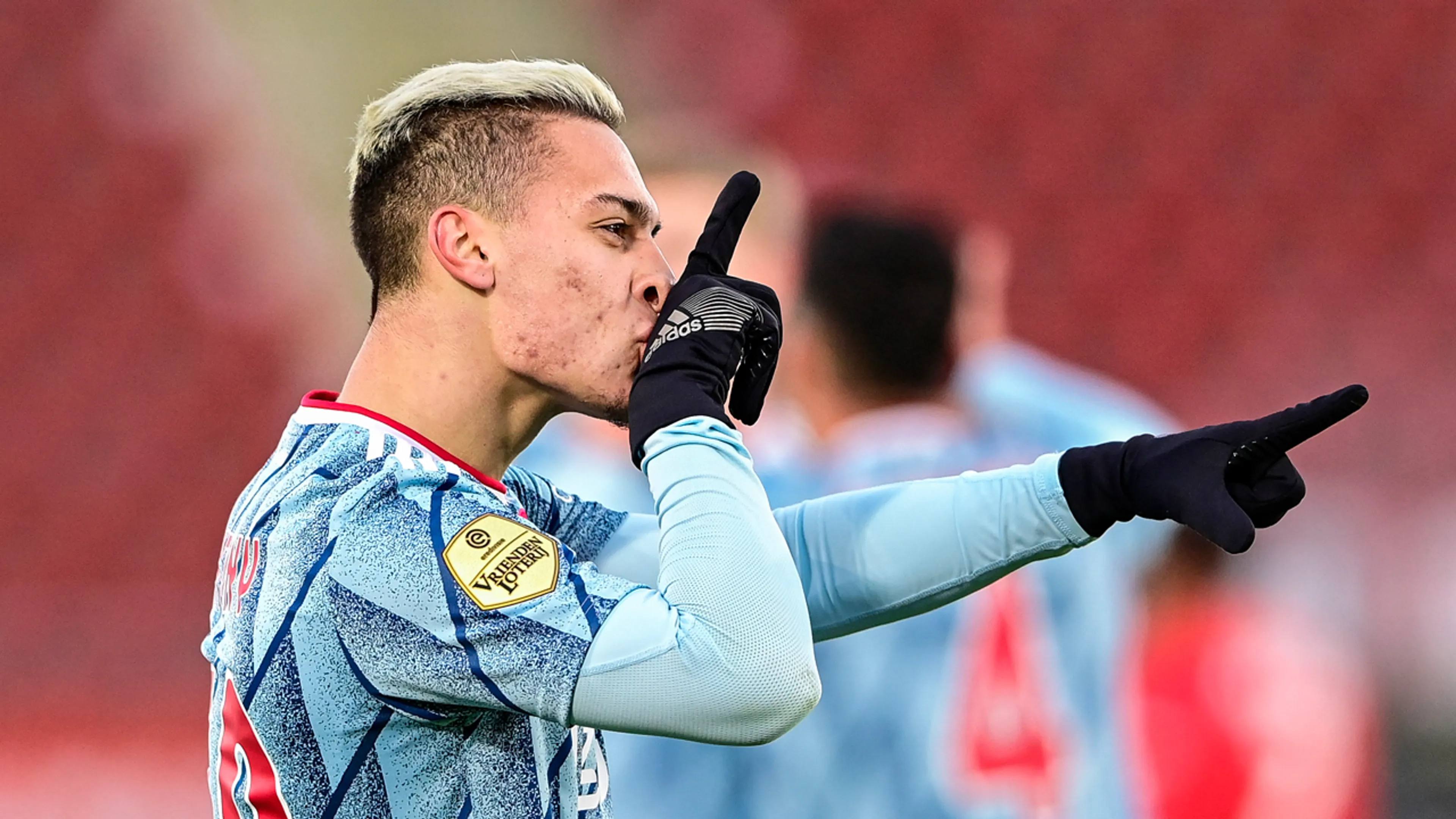 Ajax verslaat AZ in Alkmaar en staat zeven punten los