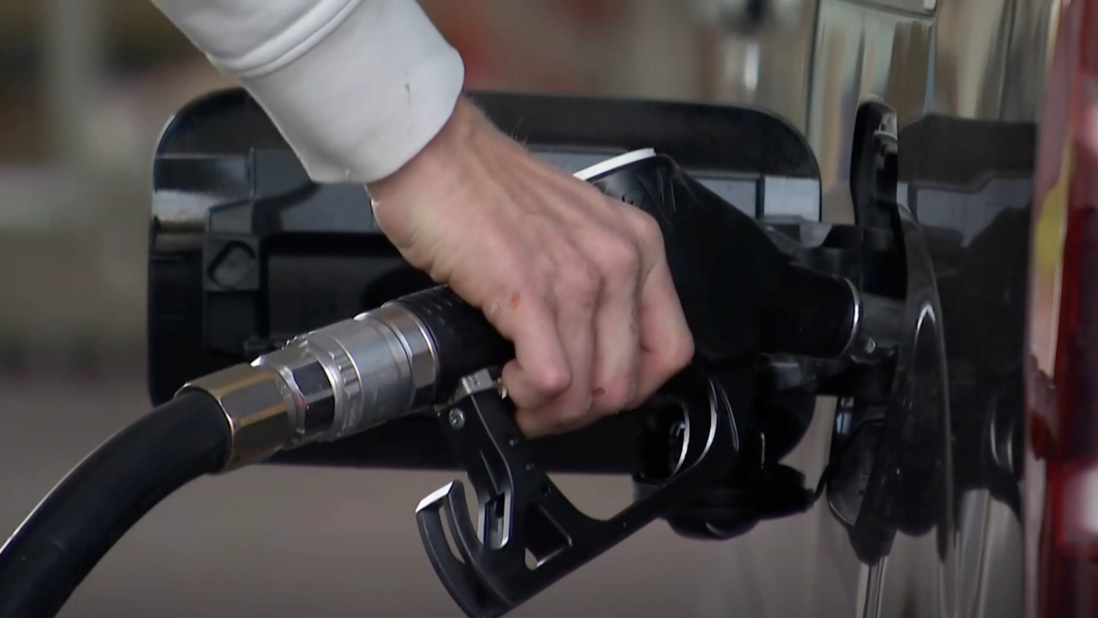 Tanken in België wordt fors goedkoper: benzine in Nederland ruim 70 cent duurder
