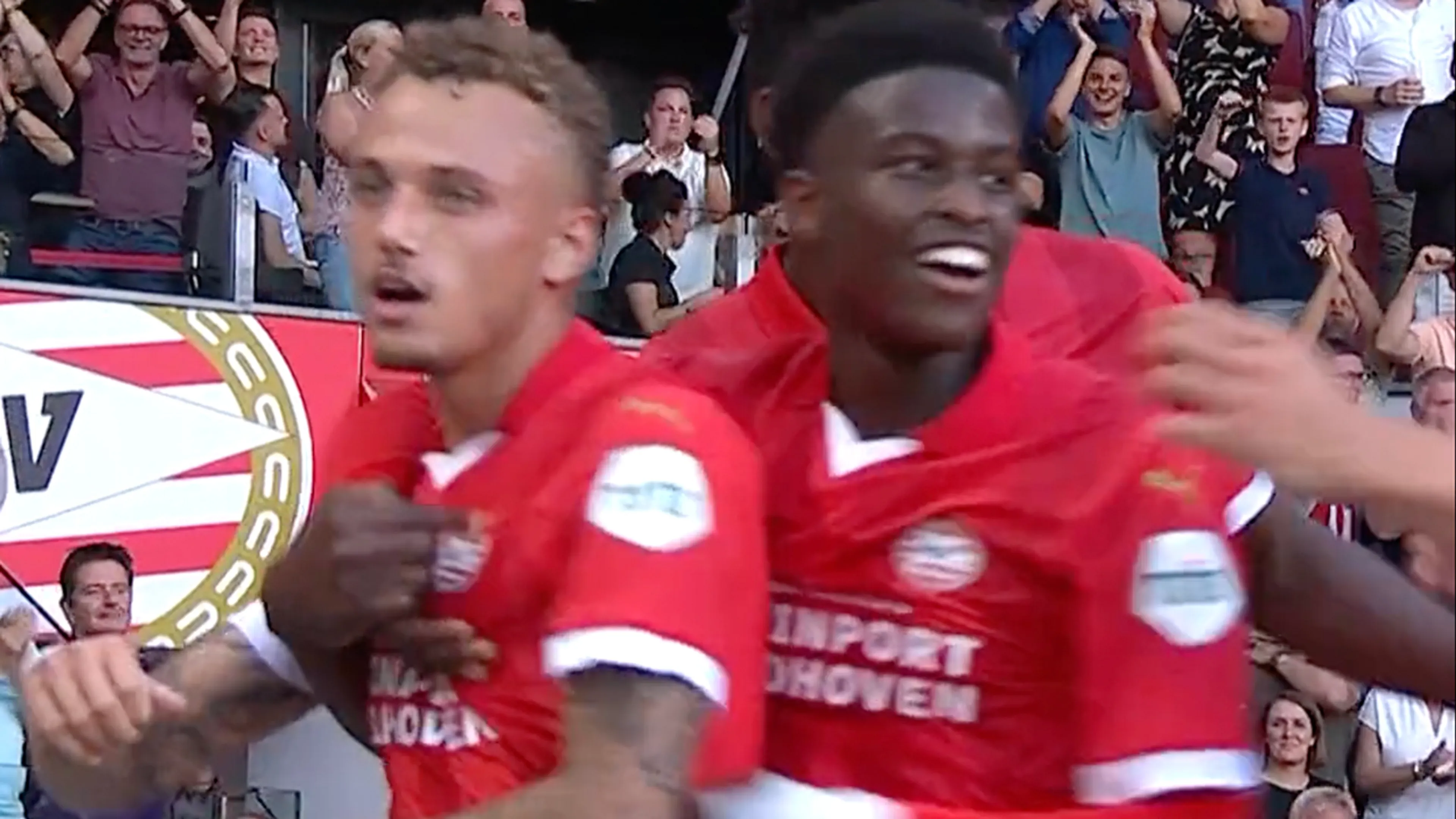 Videogoal: Noa Lang scoort prachtig eerste Eredivisie-doelpunt voor PSV