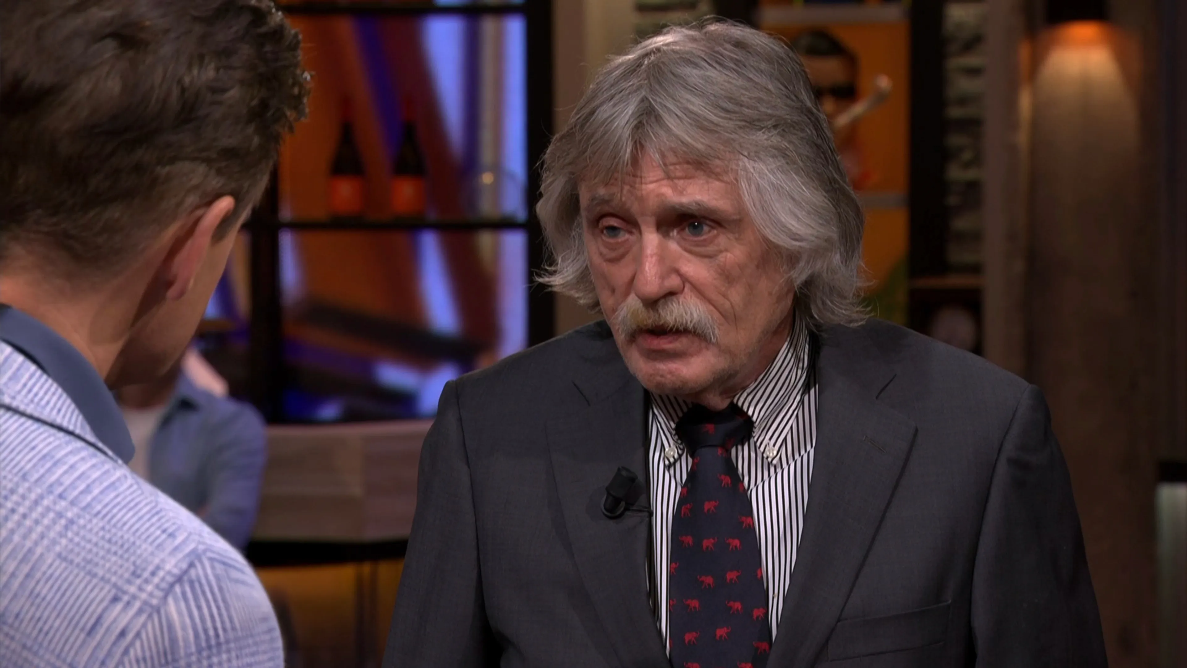Johan Derksen verrast Wilfred Genee: 'Je moet mij feliciteren, ik heb een nieuwe baan!'