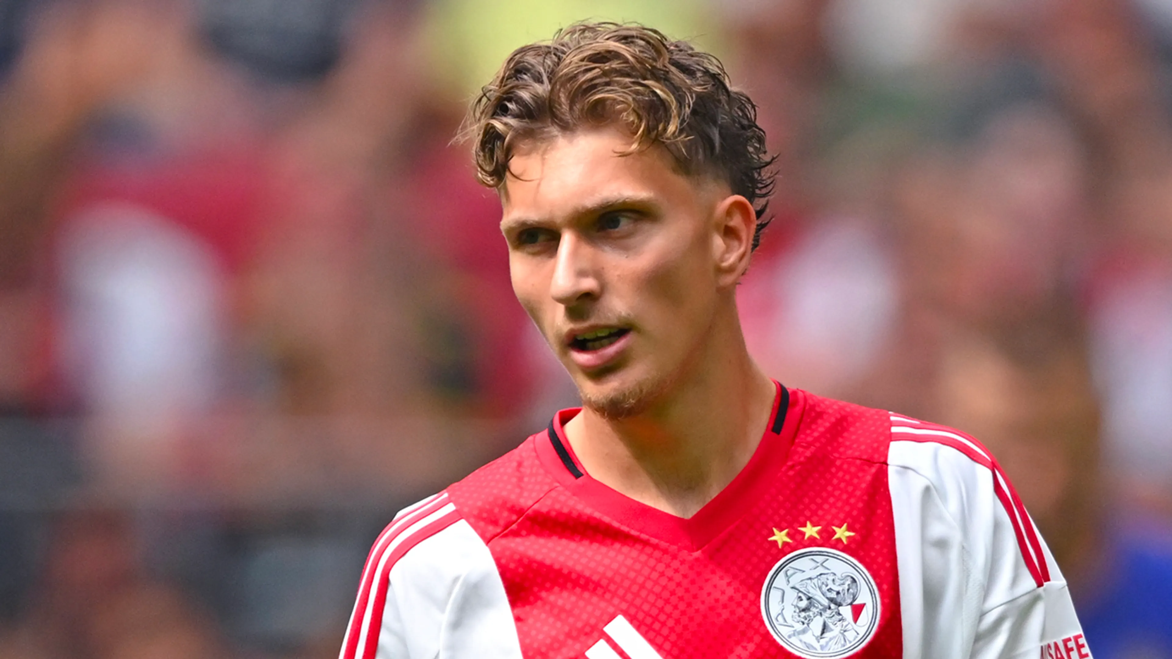 ‘Ajax met Italiaanse topclub in gesprek over transfer Mika Godts’