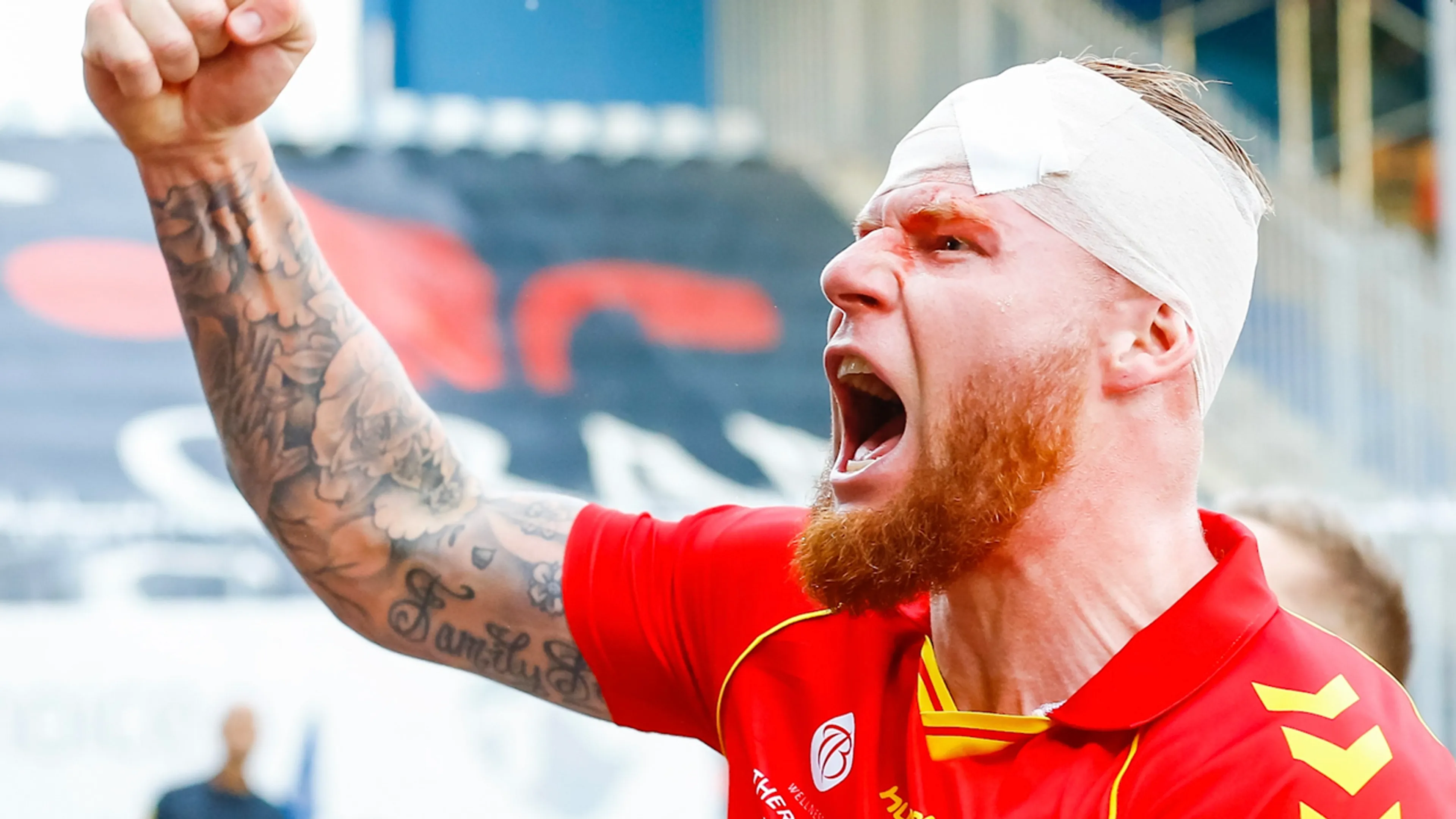 Veldmate na winnende goal: 'Je ziet het net bollen en je wordt helemaal gek'