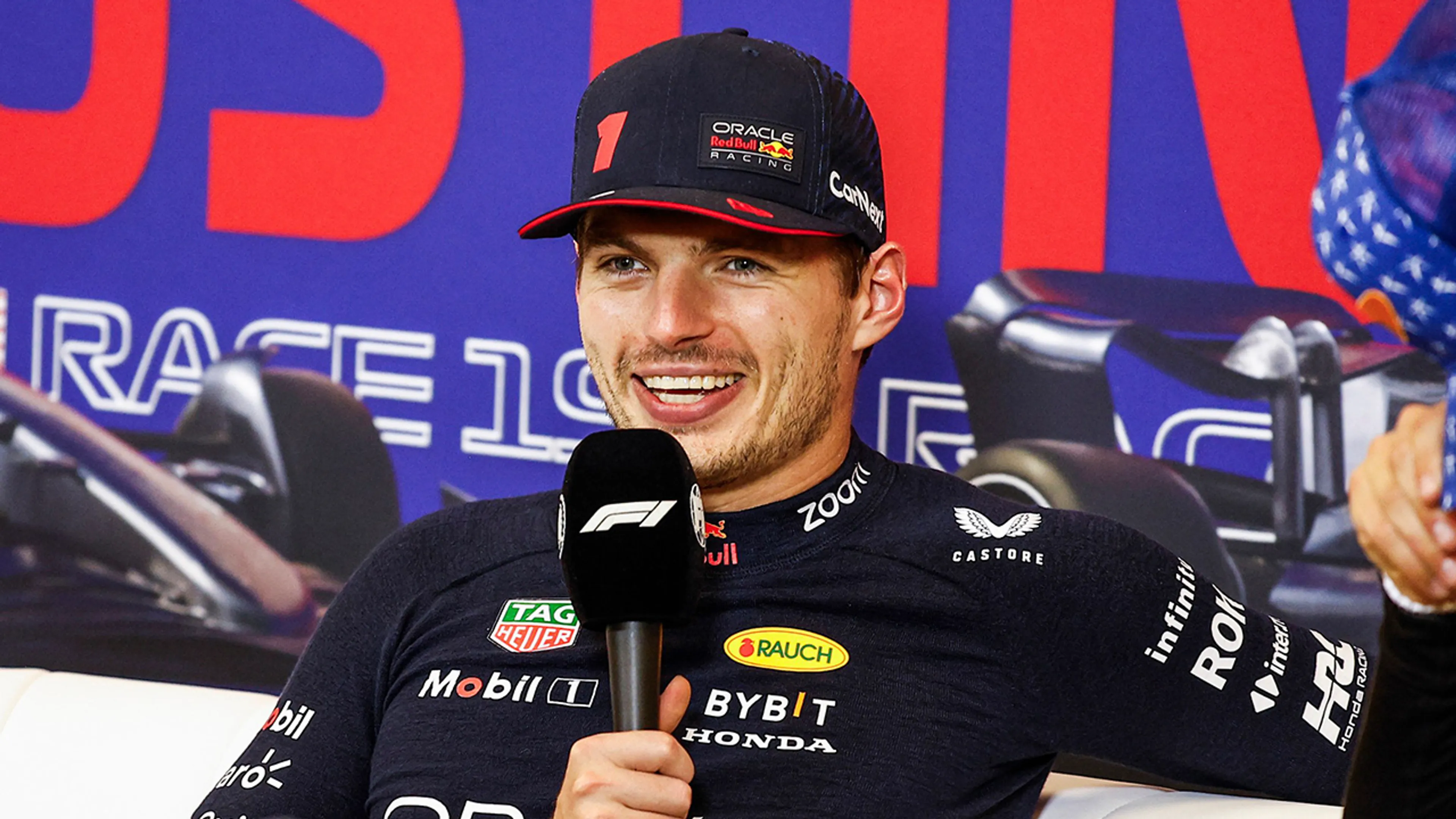 Lachende Verstappen trekt conclusie: 'Jij bent Ajax-fan, dus jij snapt het sowieso niet'
