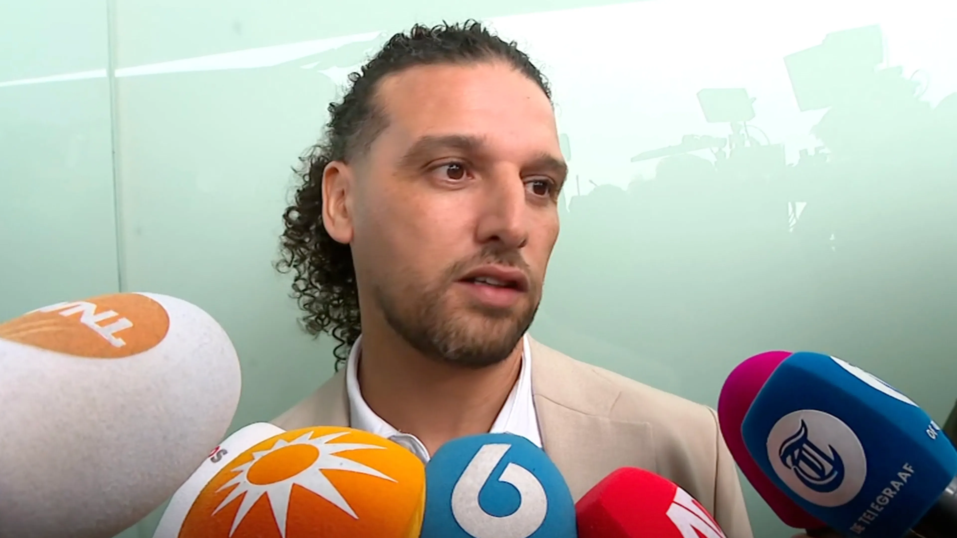Ali B komt aan bij rechtbank, gaat het deze keer 'anders' doen