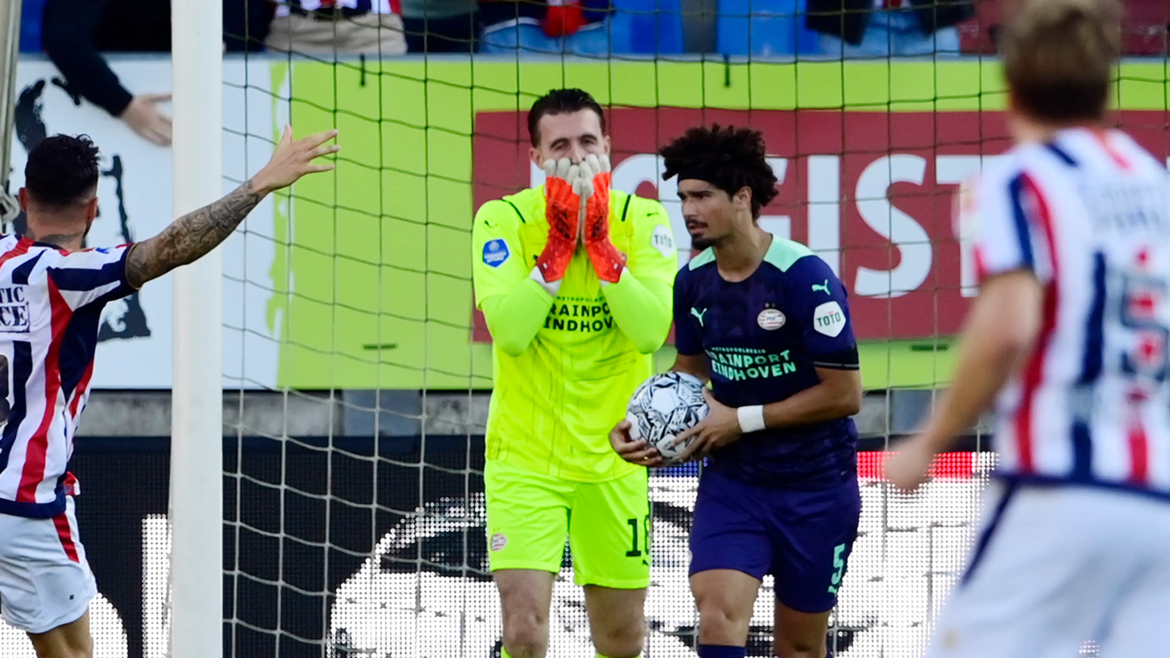 PSV lijdt beschamende nederlaag in Tilburg dankzij flater Drommel