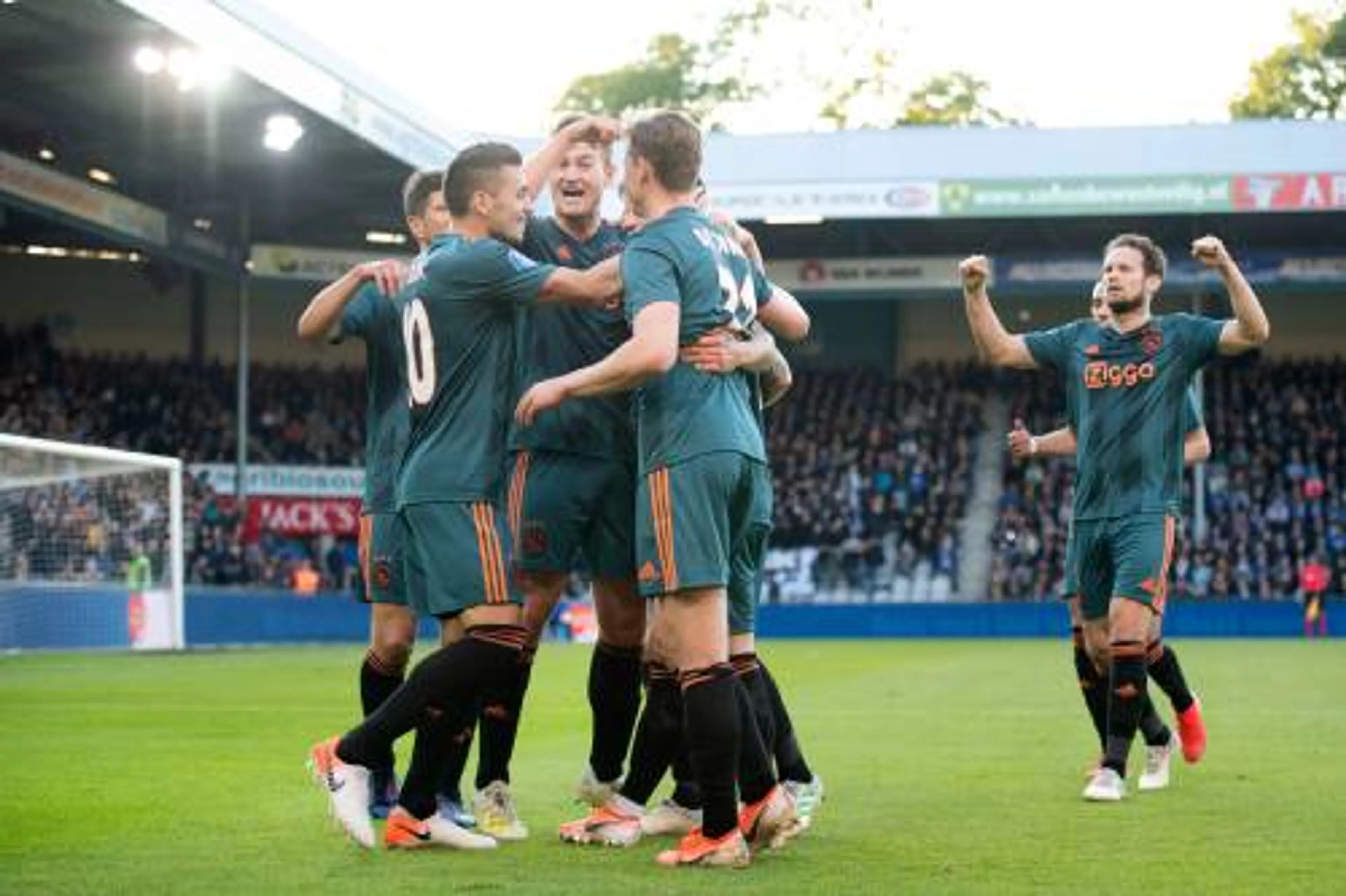 Ajax pakt 34e landstitel en achtste dubbel