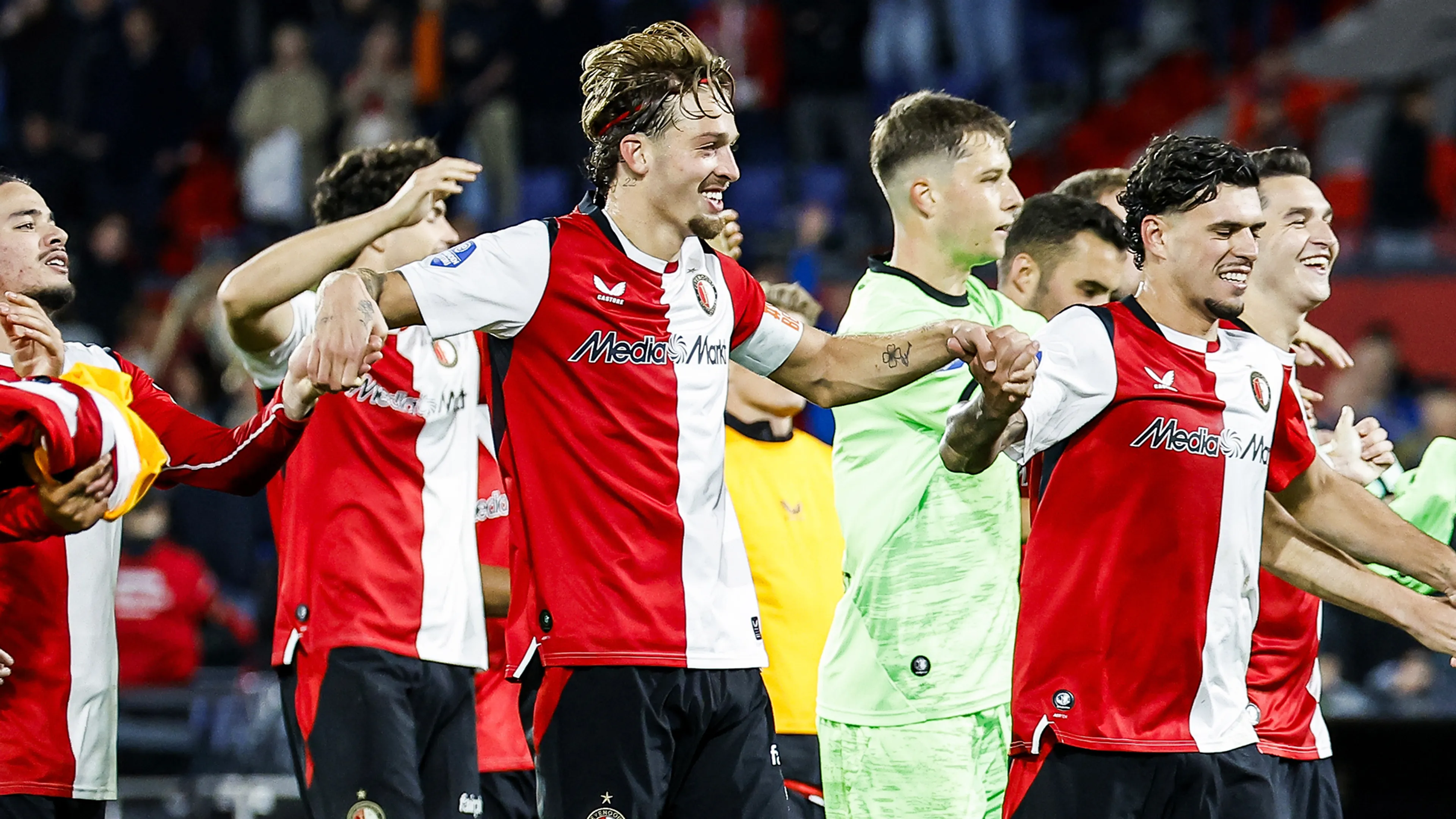 Feyenoord pakt koppositie door 2-0 overwinning op AZ