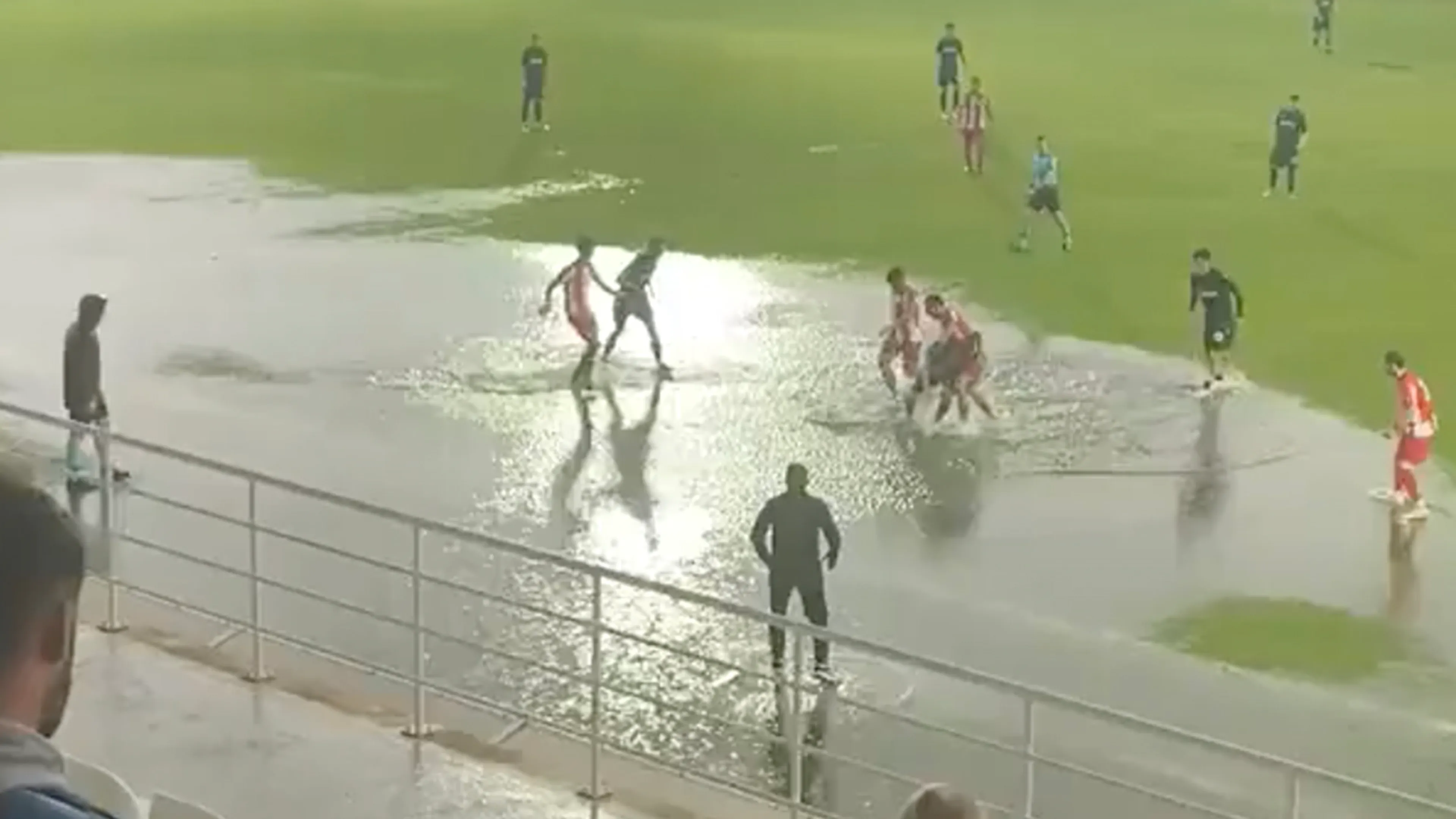 VIDEO: Hilarische taferelen bij Turkse beloftenwedstrijd door waterplas 