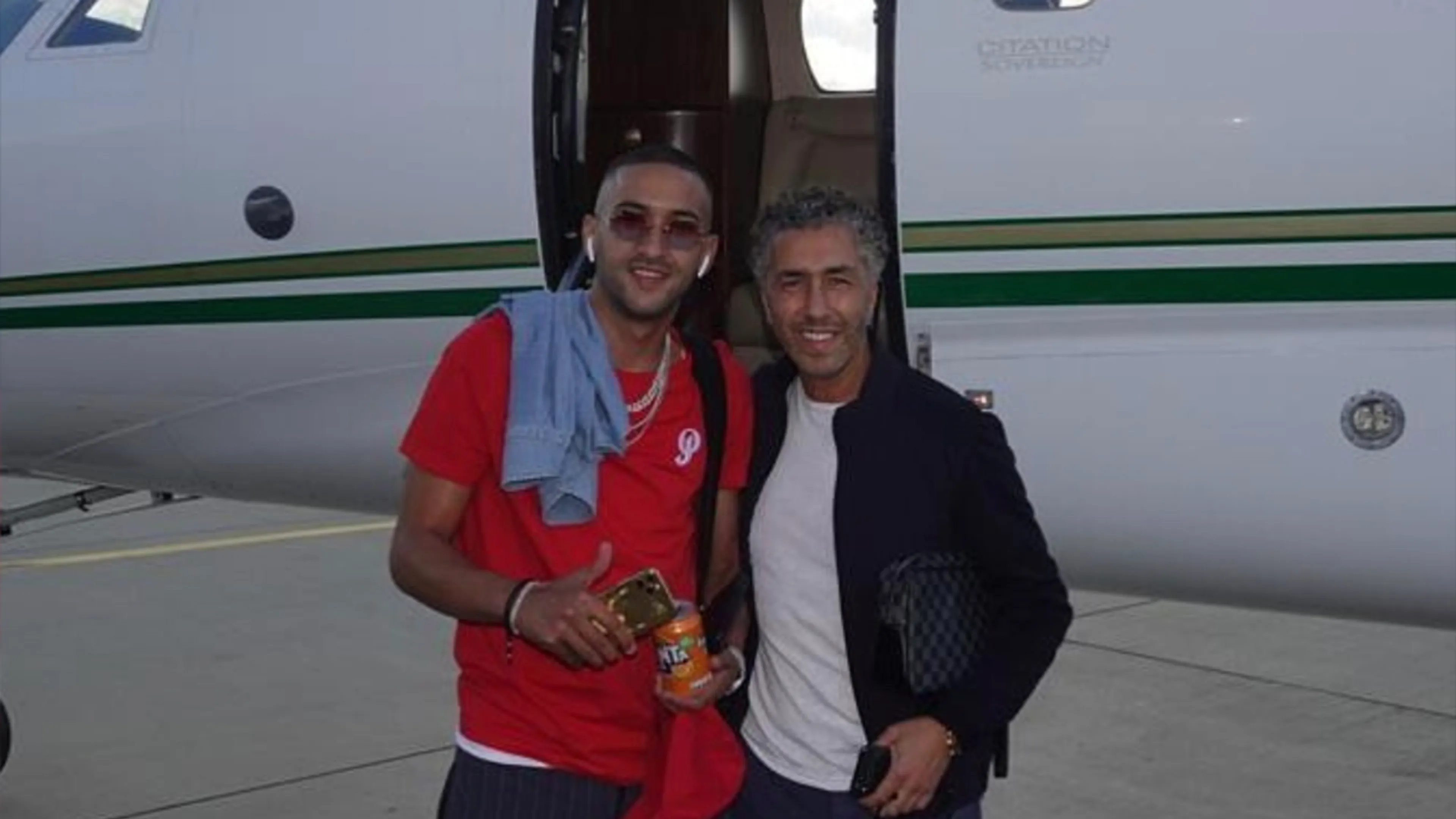 Ziyech met vrienden op weg naar Londen in privévliegtuig