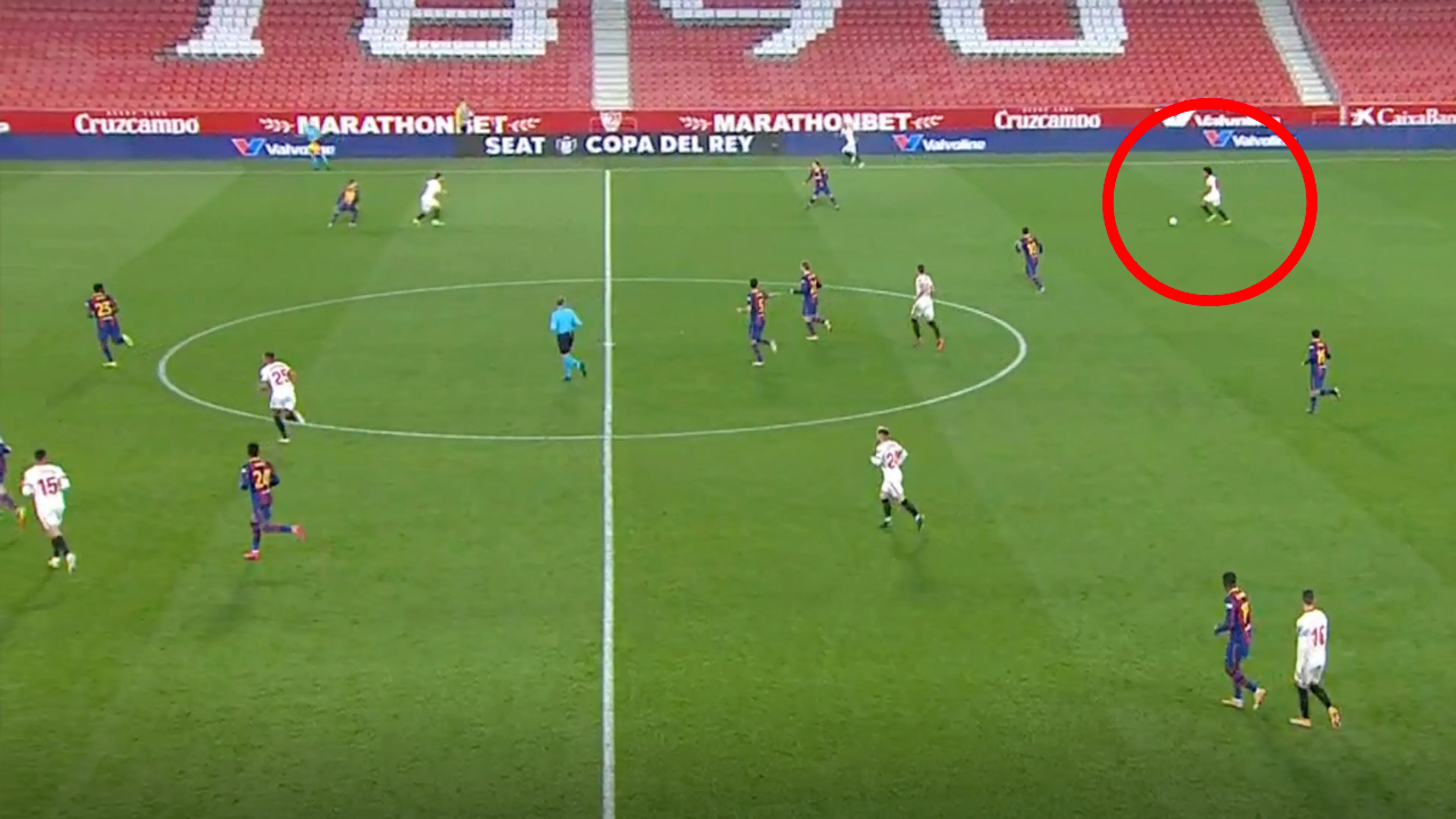 Sevilla-verdediger steekt het hele veld over en schiet FC Barcelona op achterstand