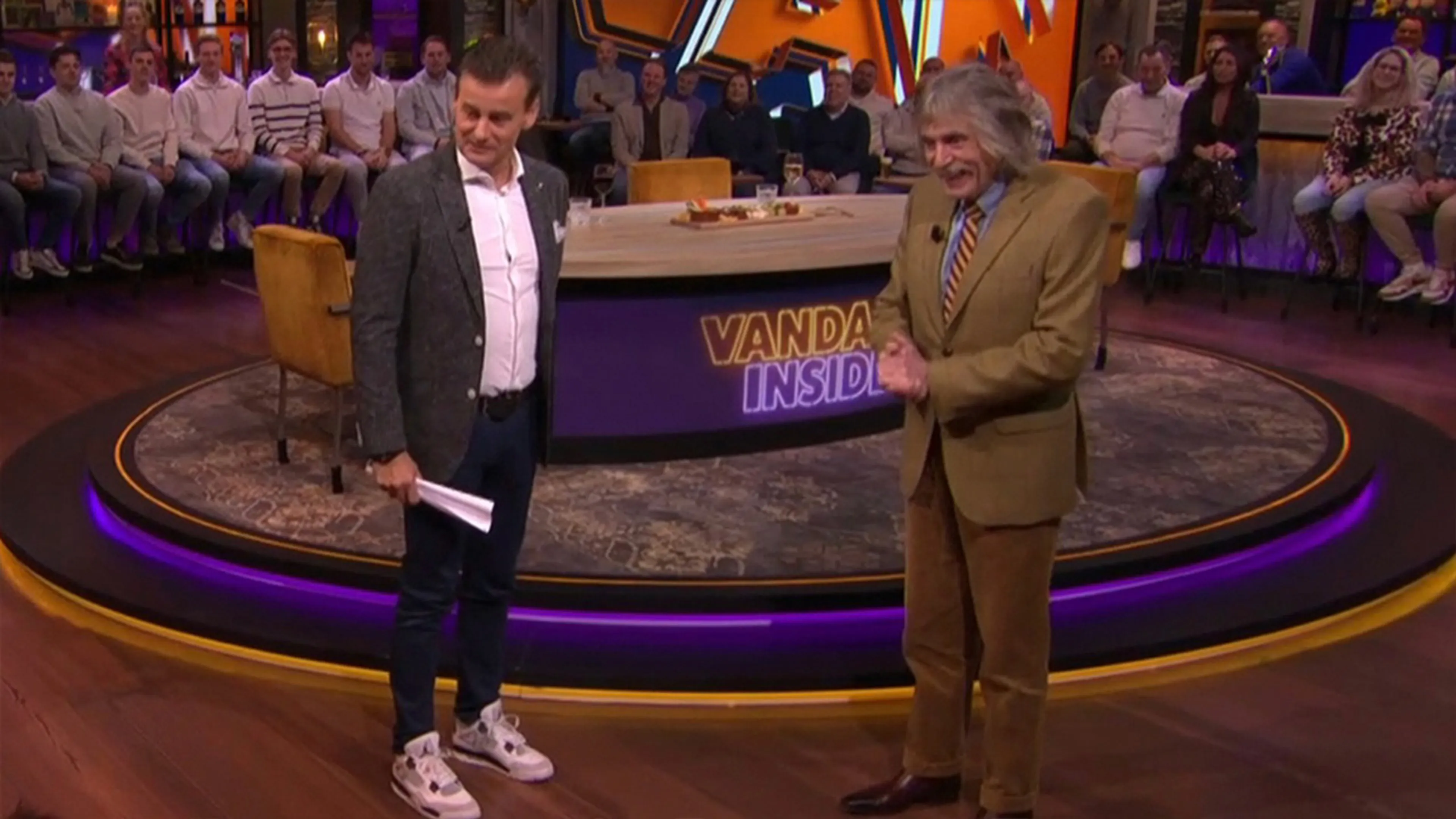 Johan spot zijn uit het oog verloren nicht in publiek bij Vandaag Inside