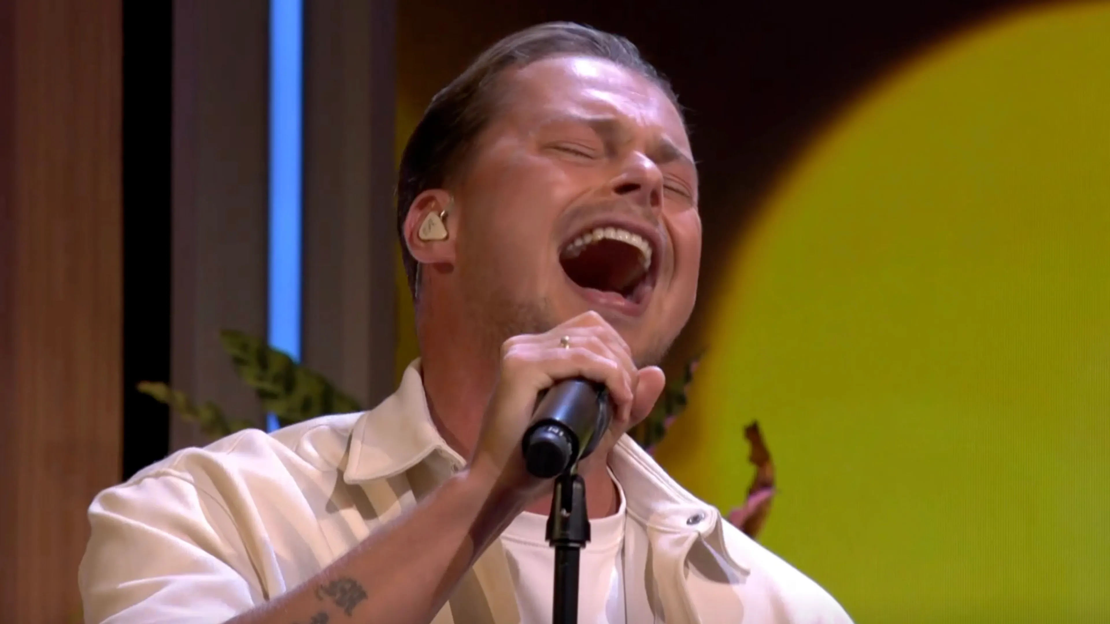 Robert van Hemert opent De Oranjezondag met nieuwe single 'Geld Maakt Niet Gelukkig!'
