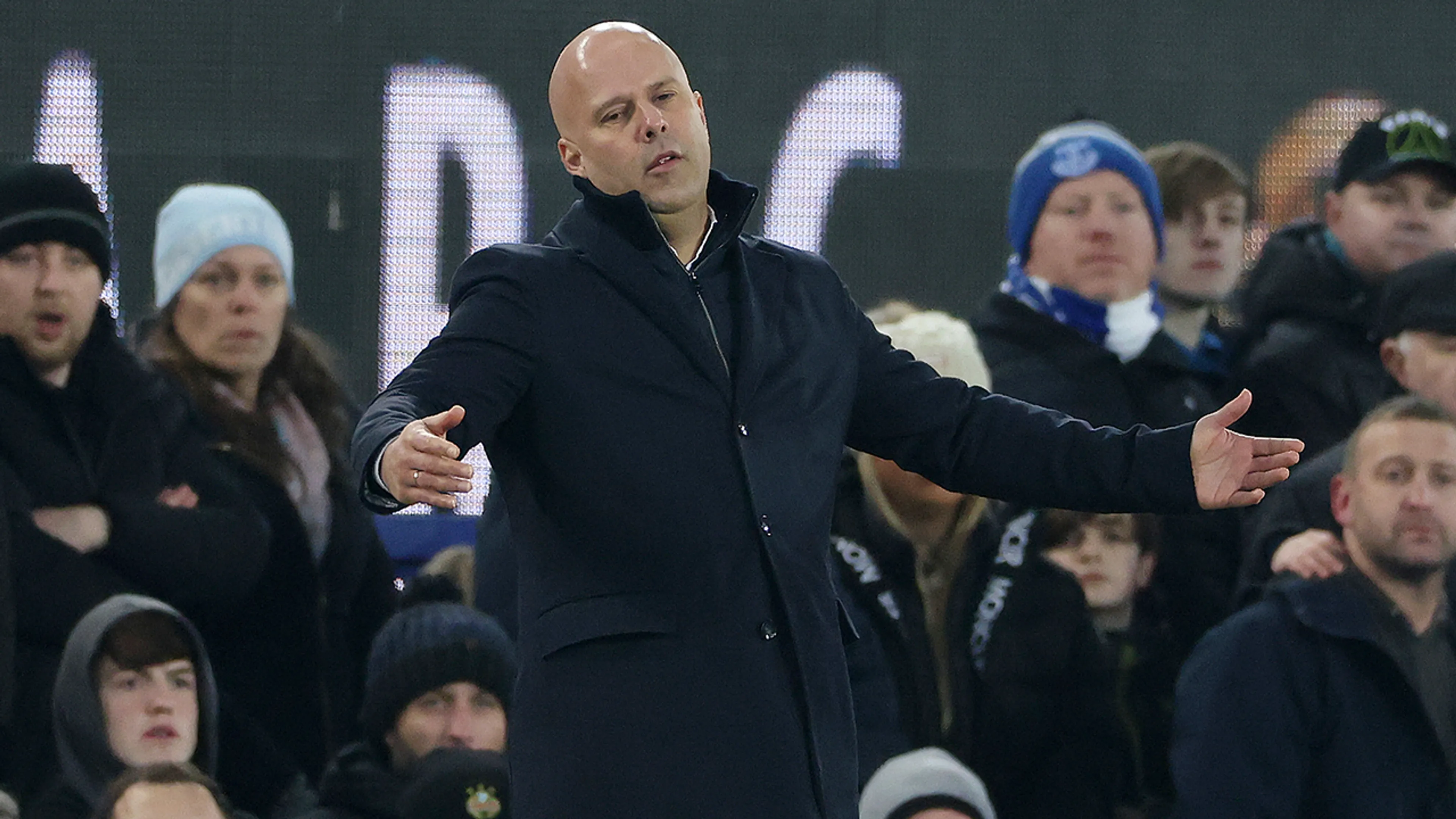 Arne Slot hoort schorsing voor rode kaart na aanvaring met scheidsrechter Michael Oliver