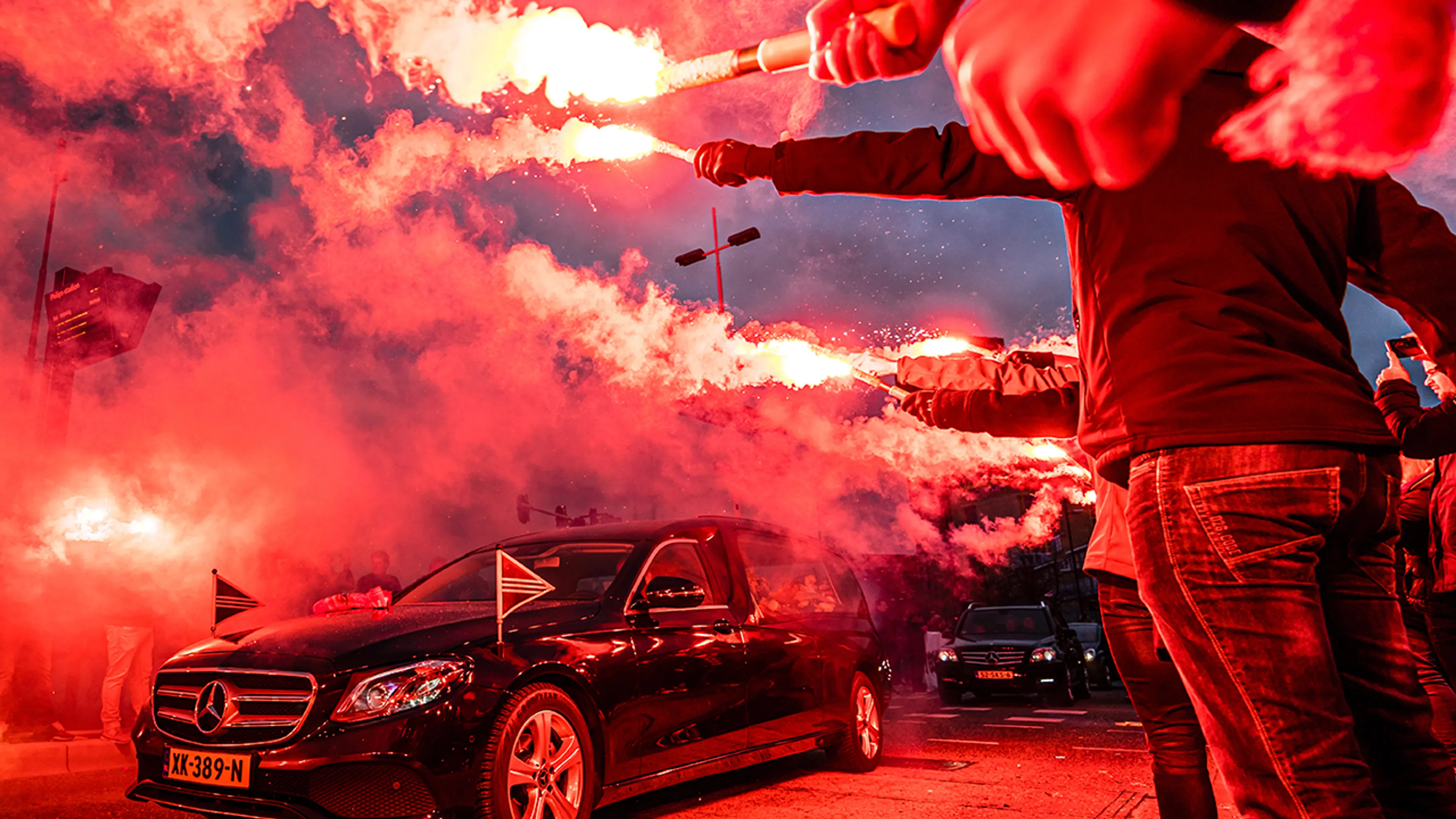 KIPPENVEL: Laatste eerbetoon PSV-fans aan overleden Van Raaij