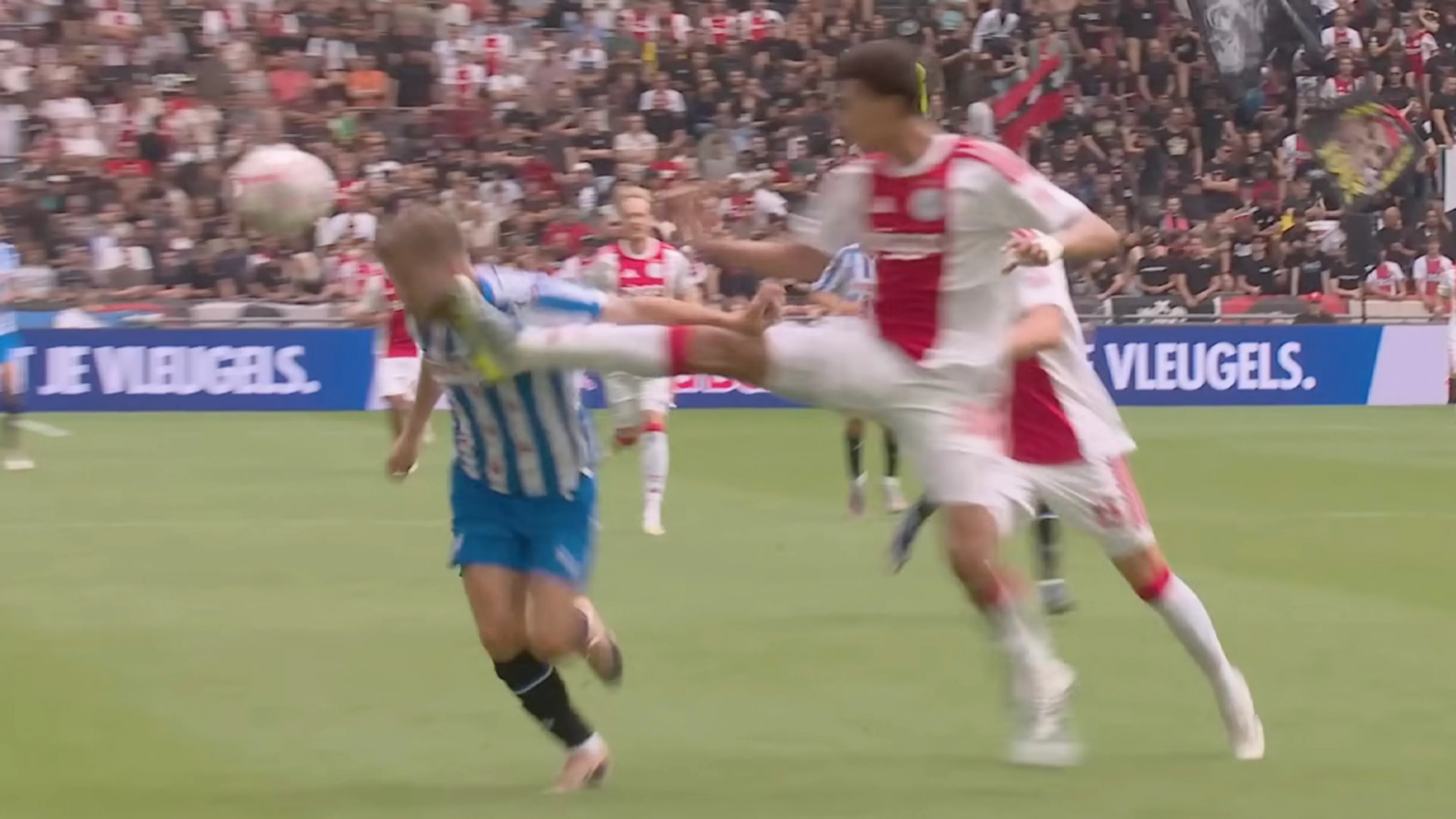 Vergelijking getrokken tussen overtredingen Joey Veerman en Aron Bouwman: 'Dan is dit ook rood'