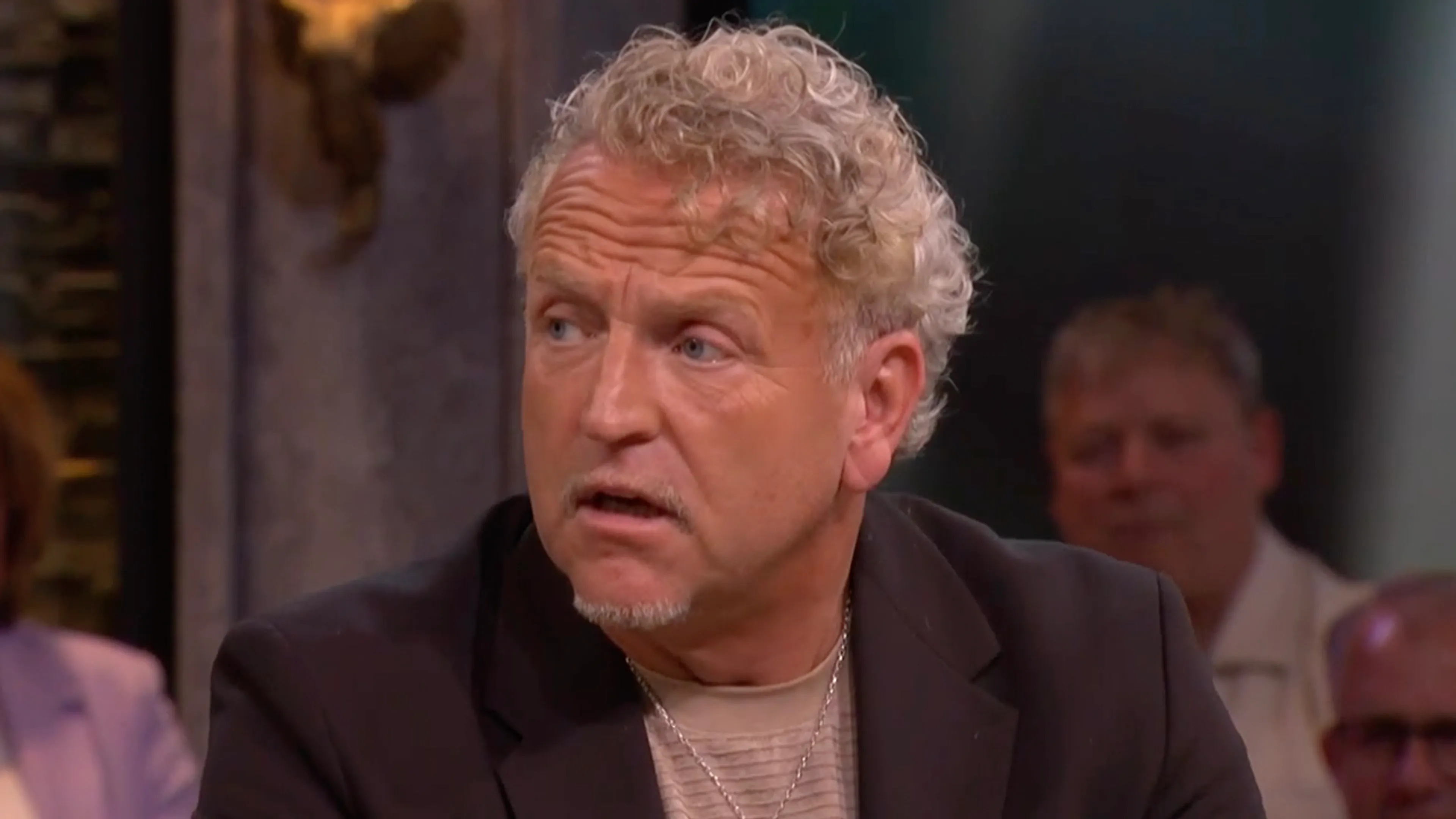 Gordon boos op buurvrouw en stuurt appje: 'Ze vertelt het al aan de pers!'
