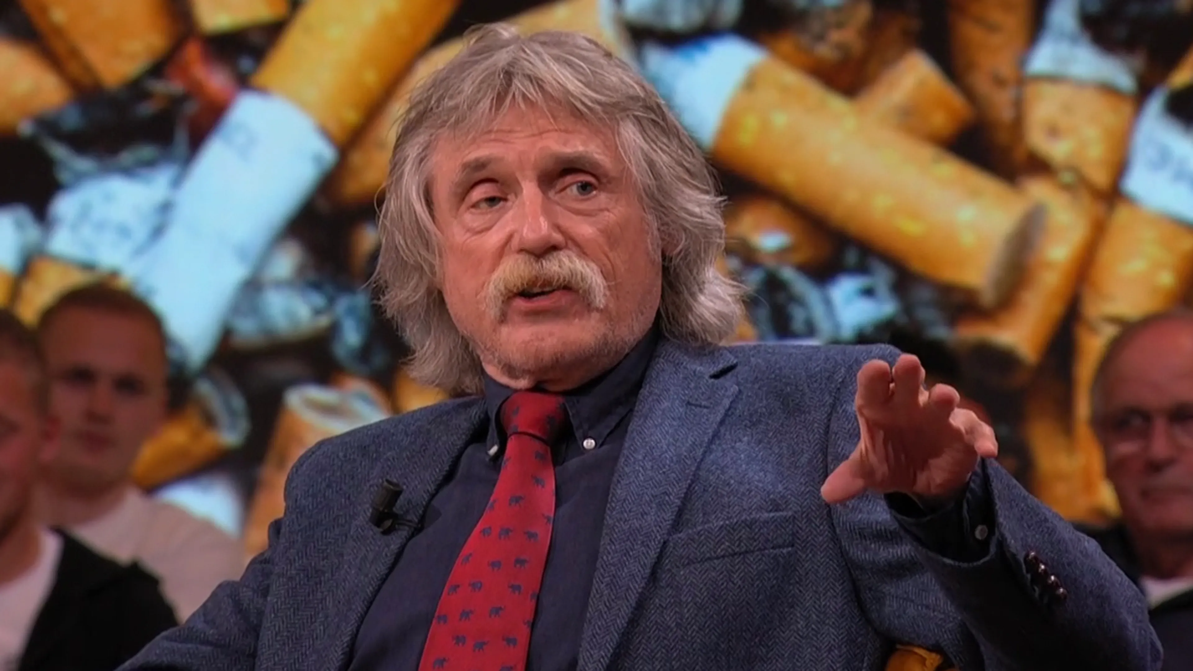Johan windt zich op over prijsverhoging sigaretten: ‘Ze gaan ALLES voor je regelen’