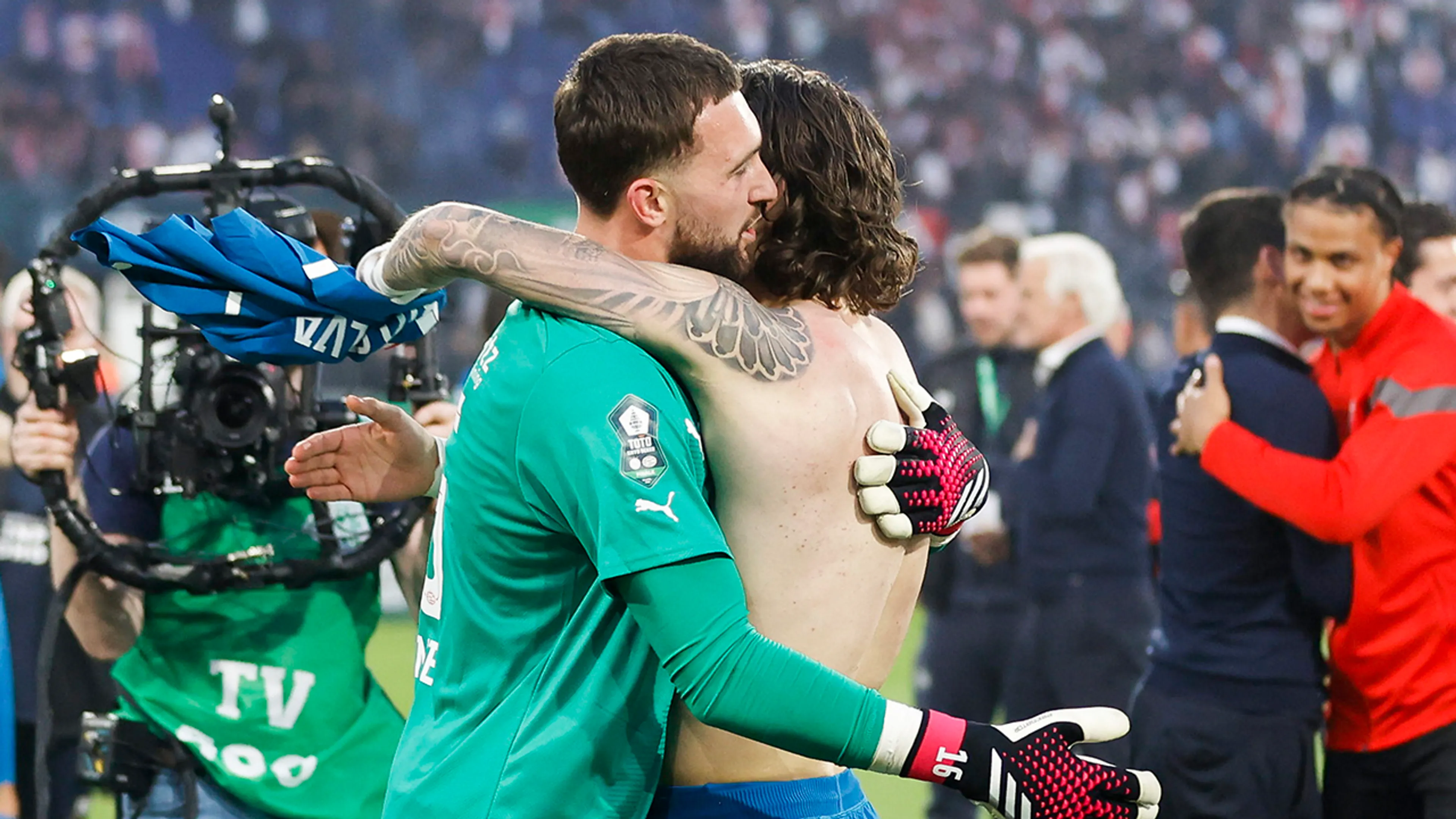 PSV verslaat Ajax na strafschoppen en wint KNVB-beker voor tweede jaar op rij