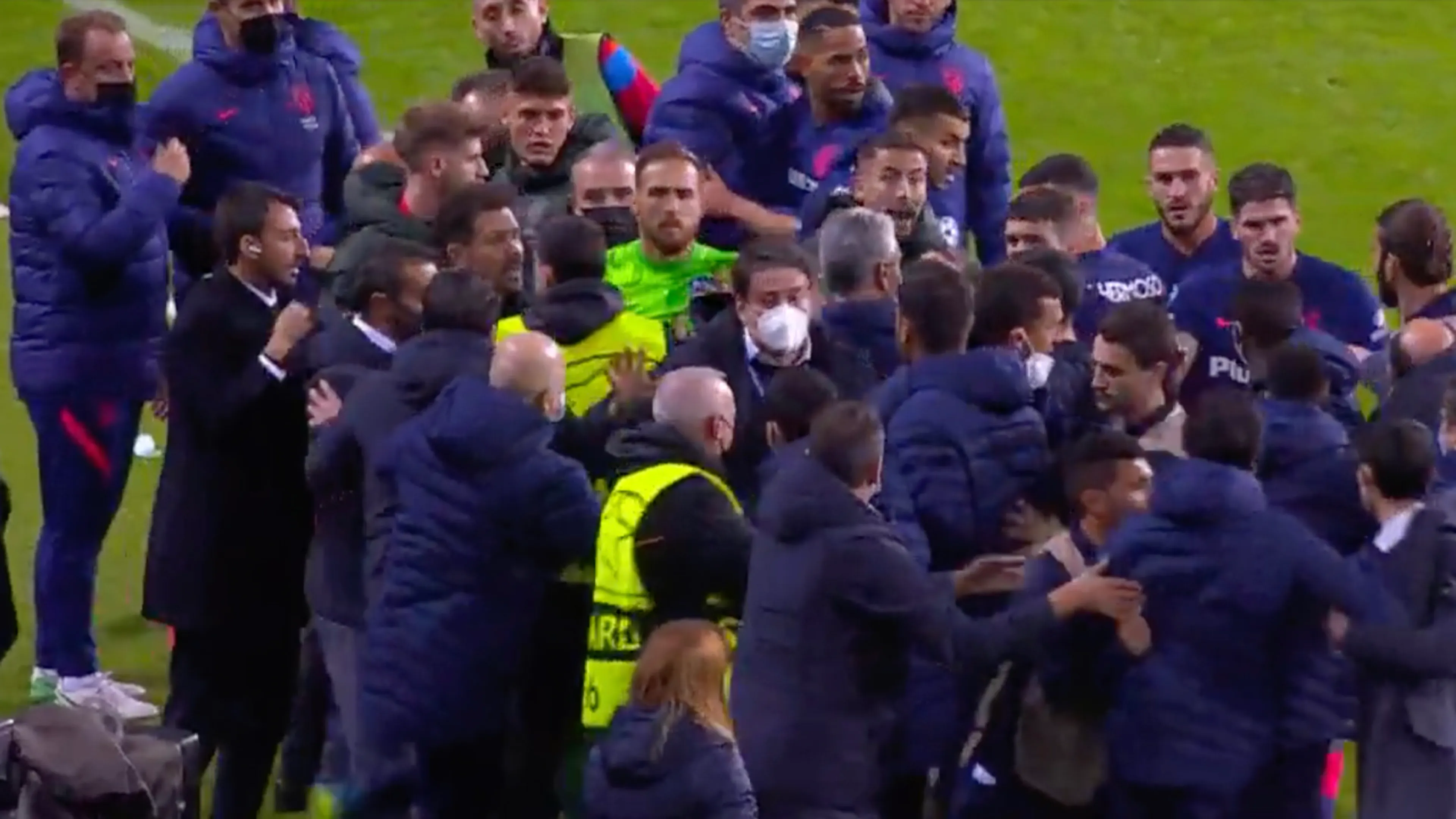 VIDEO: FC Porto-Atlético Madrid loopt volledig uit de hand