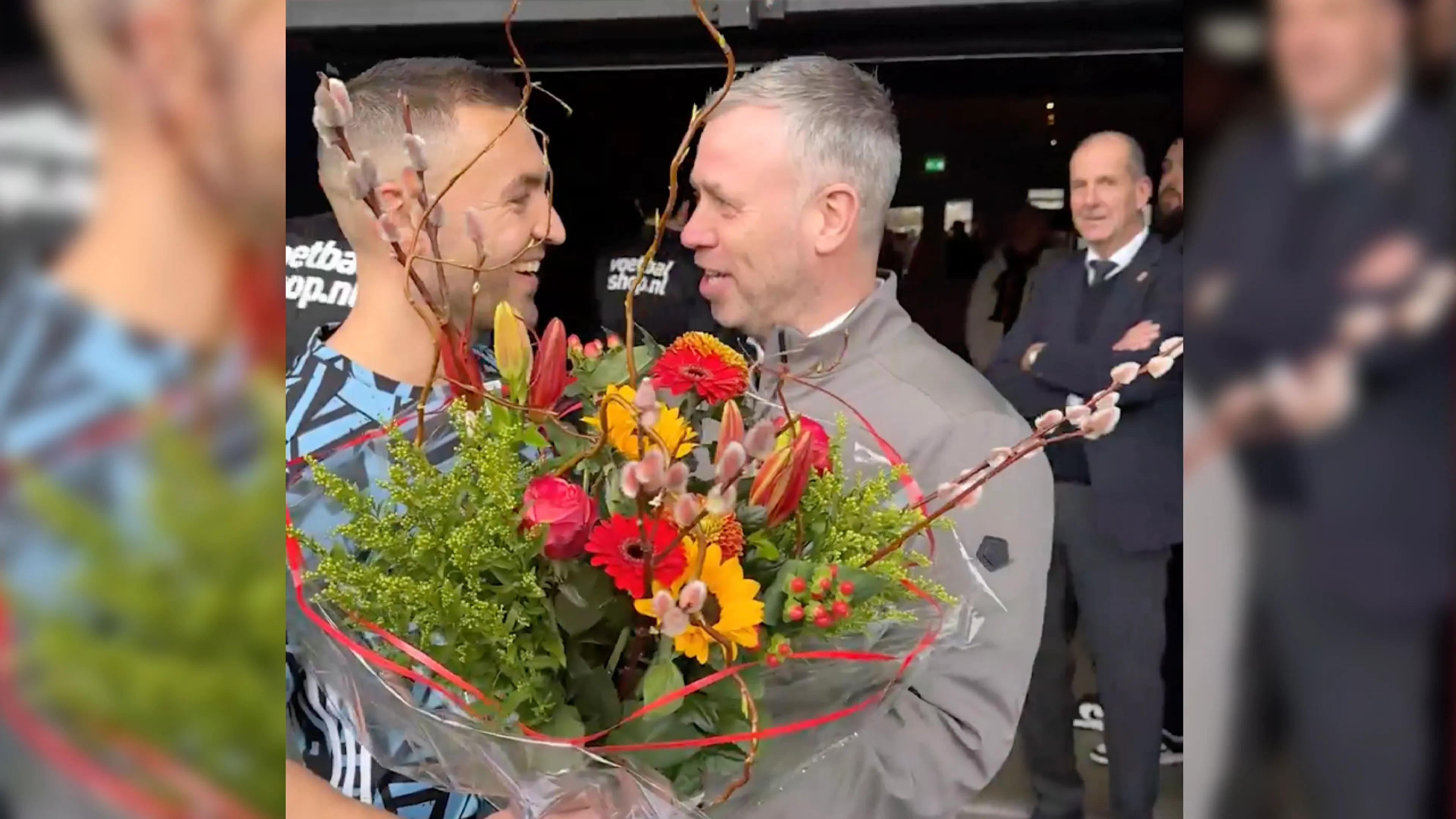 Mooi gebaar: Van Polen krijgt bos bloemen van GAE-trainer Hake voor 500e duel voor PEC