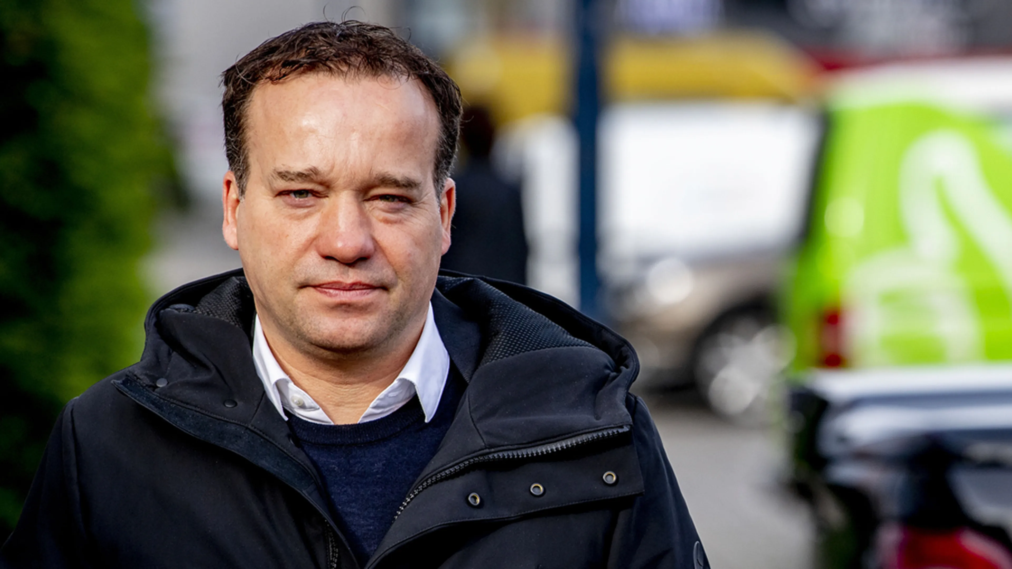 Mick van Wely hervat werk na beschuldigingen van seksueel ongewenst gedrag