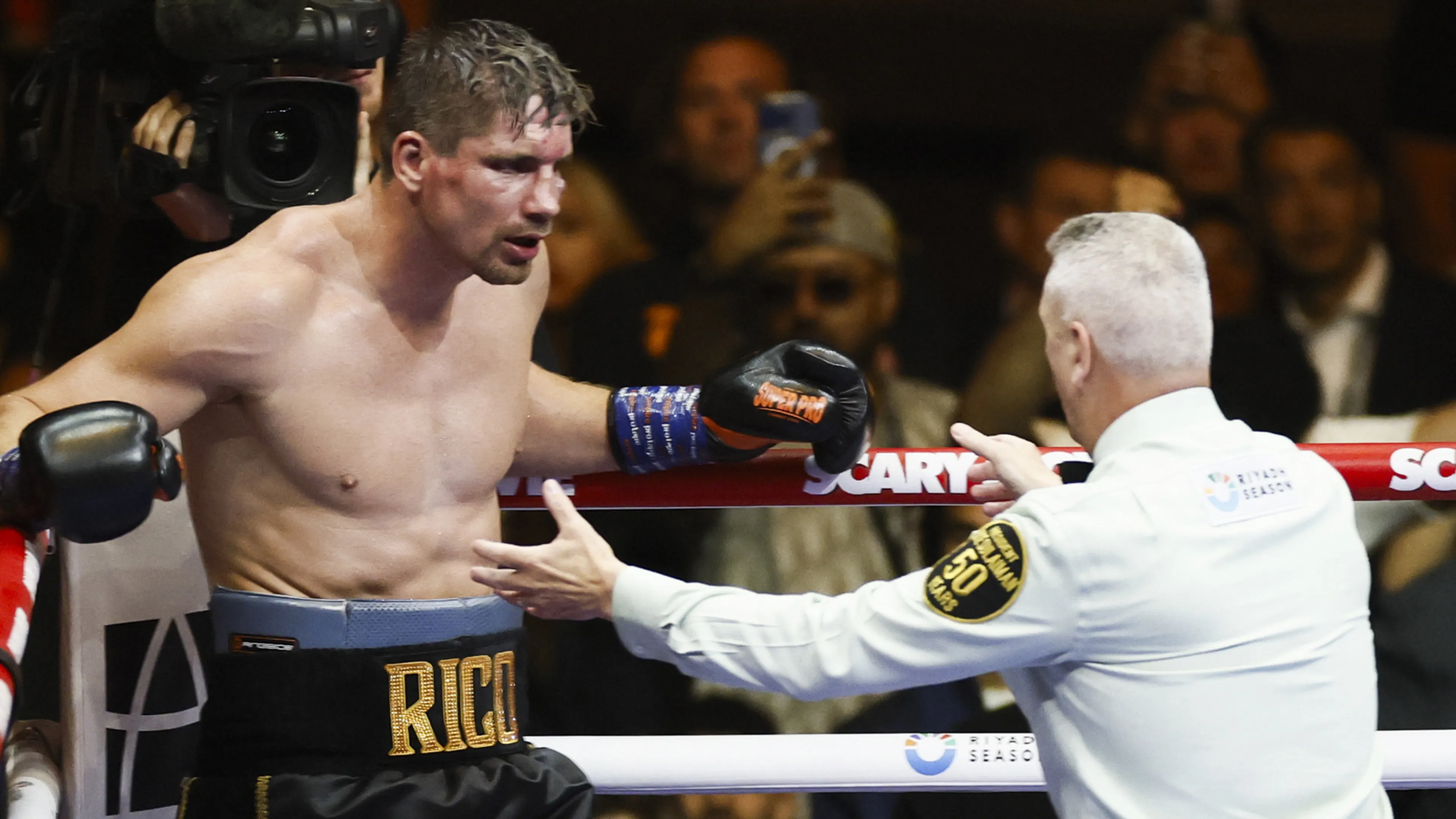 Rico Verhoeven doet opmerkelijke onthulling over scheidsrechter bij gevecht met Oleksandr Usyk