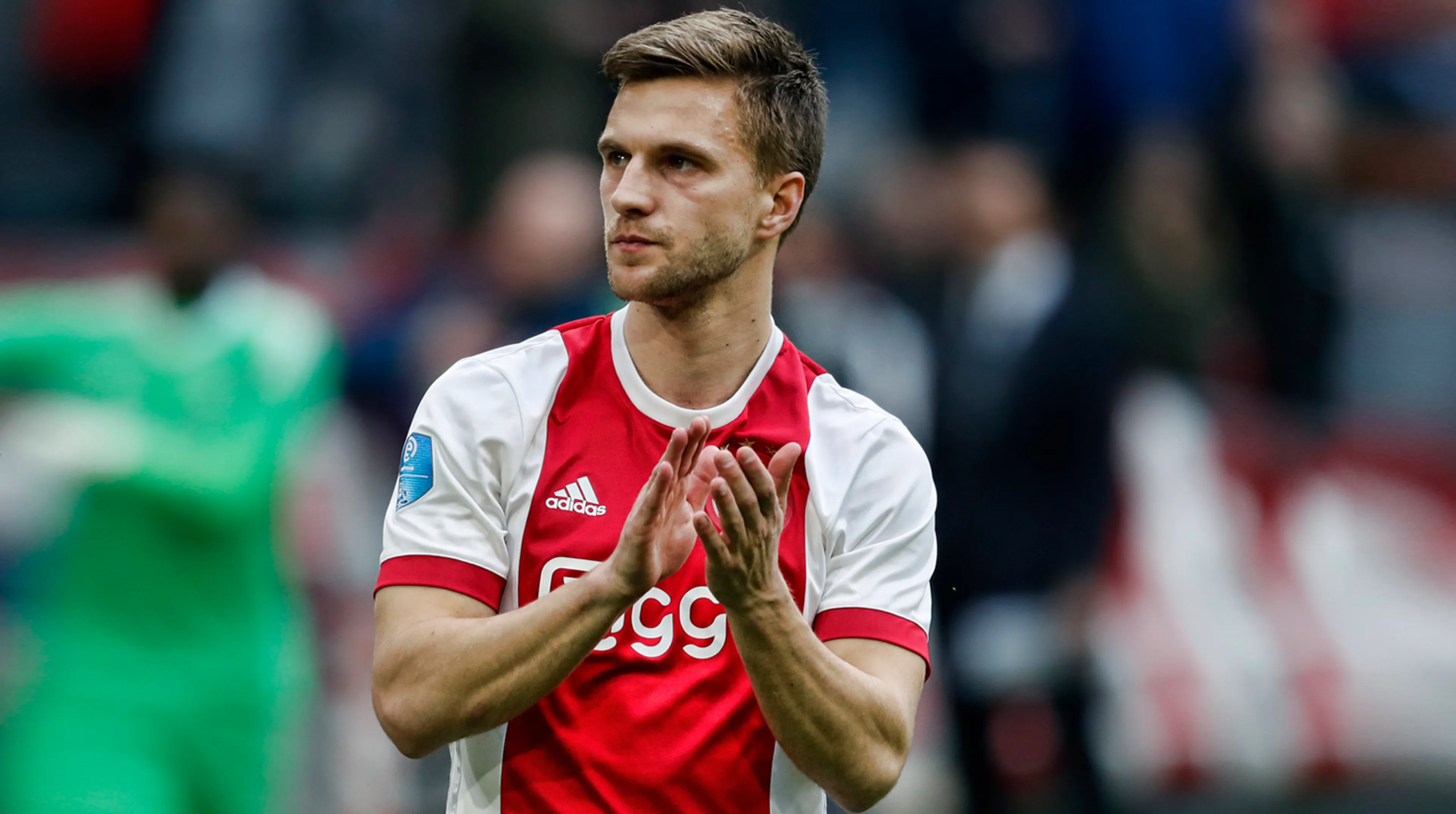 Veltman in de zomer om de tafel met Ajax