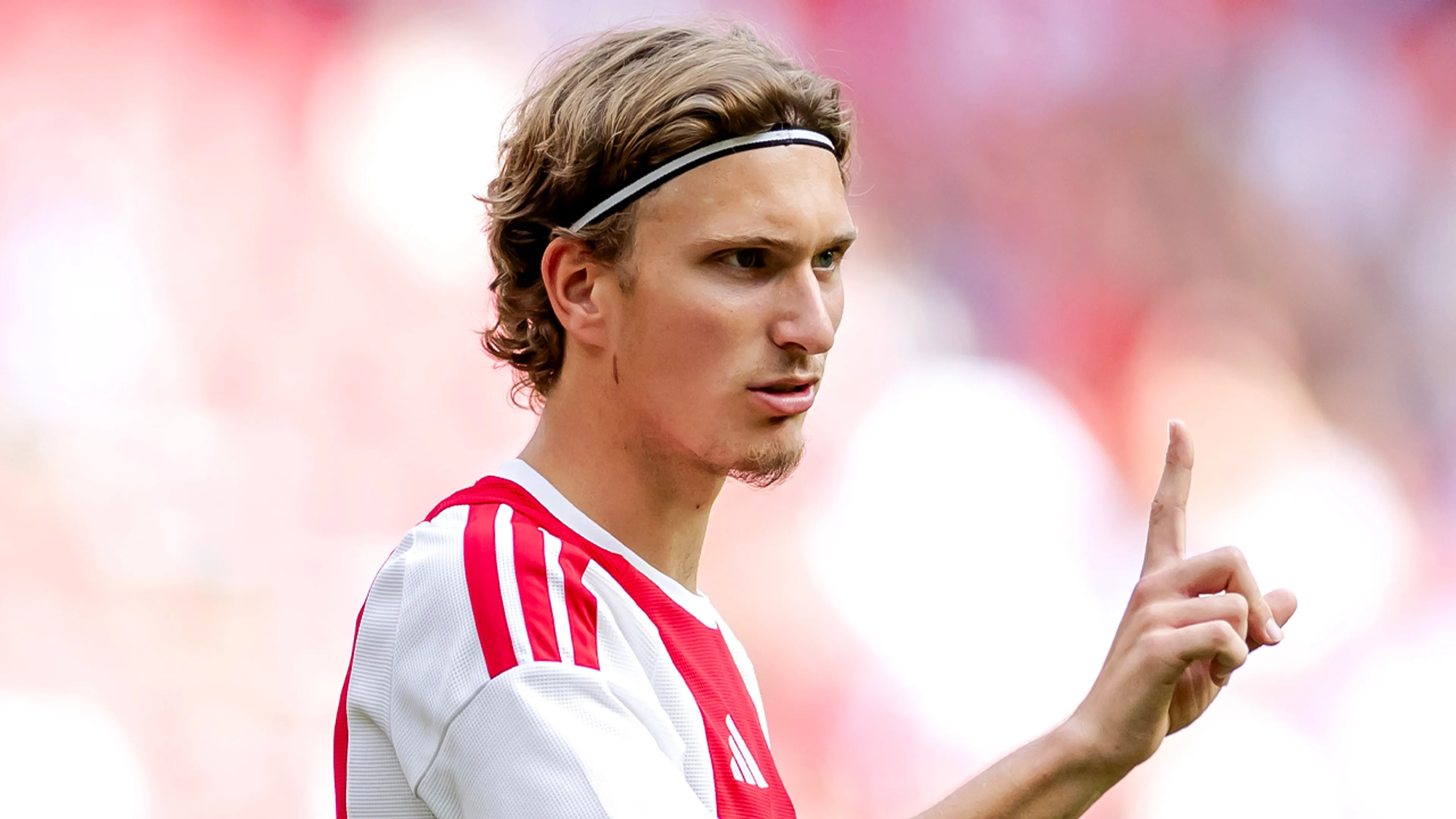 'Jordi Cruijff wijst eerste bod van Paris Saint-Germain op Mika Godts resoluut af'