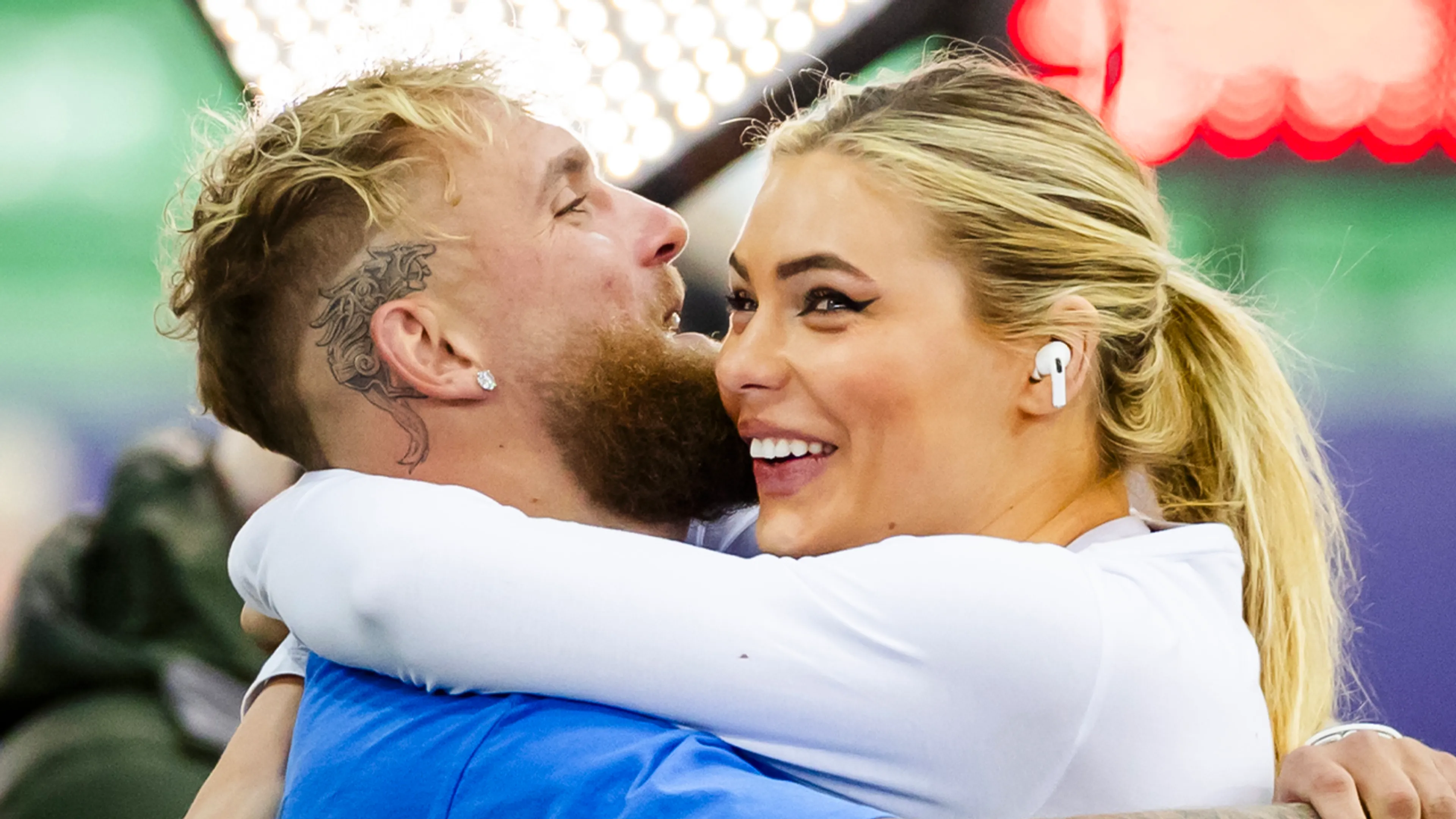 Jutta Leerdam en Jake Paul varen mee met SAIL-In Parade in Amsterdam