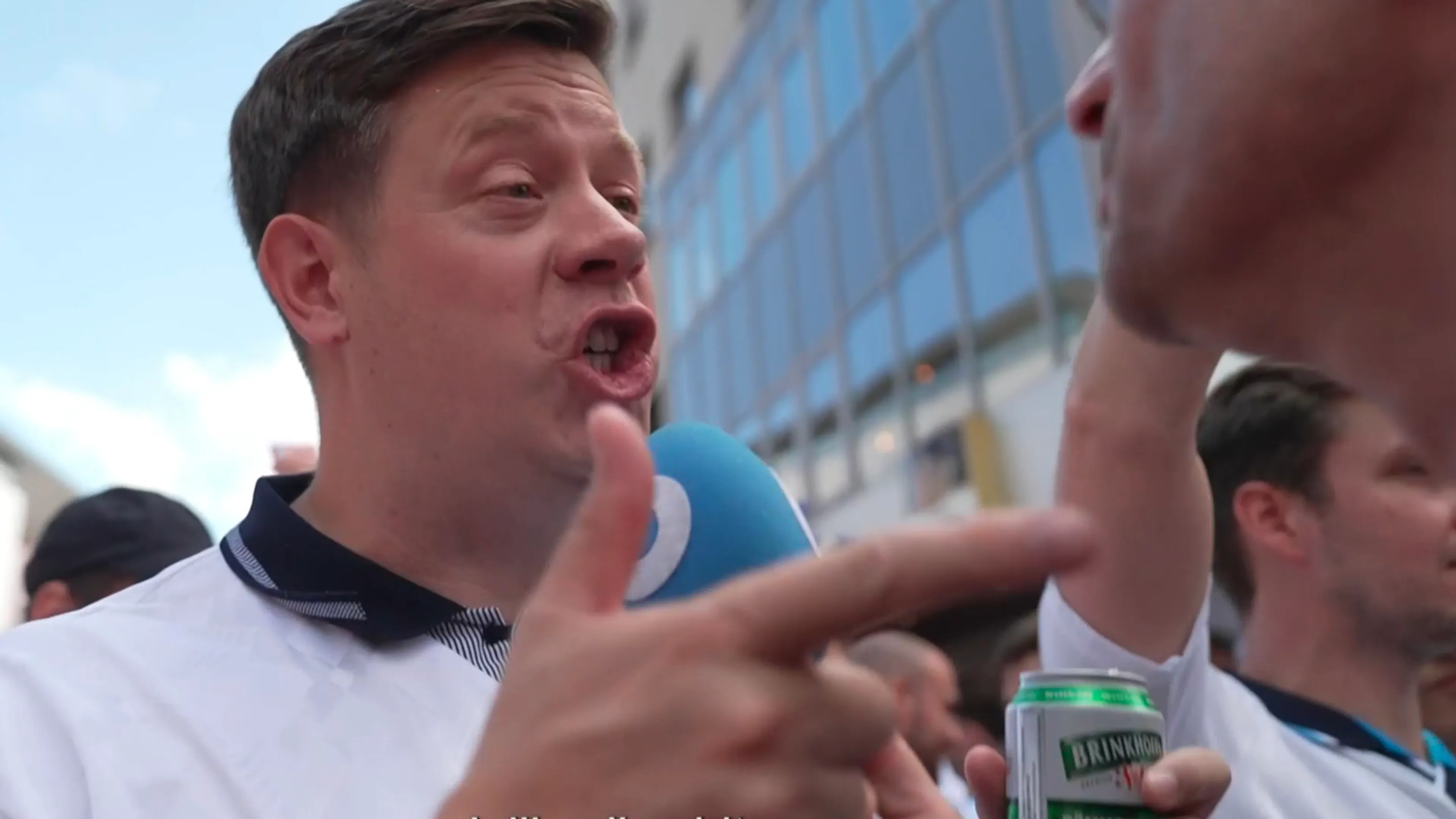 Tom Staal spreekt Engelse fan: 'Jullie zijn shit, maar jullie vrouwen zijn lekker!'