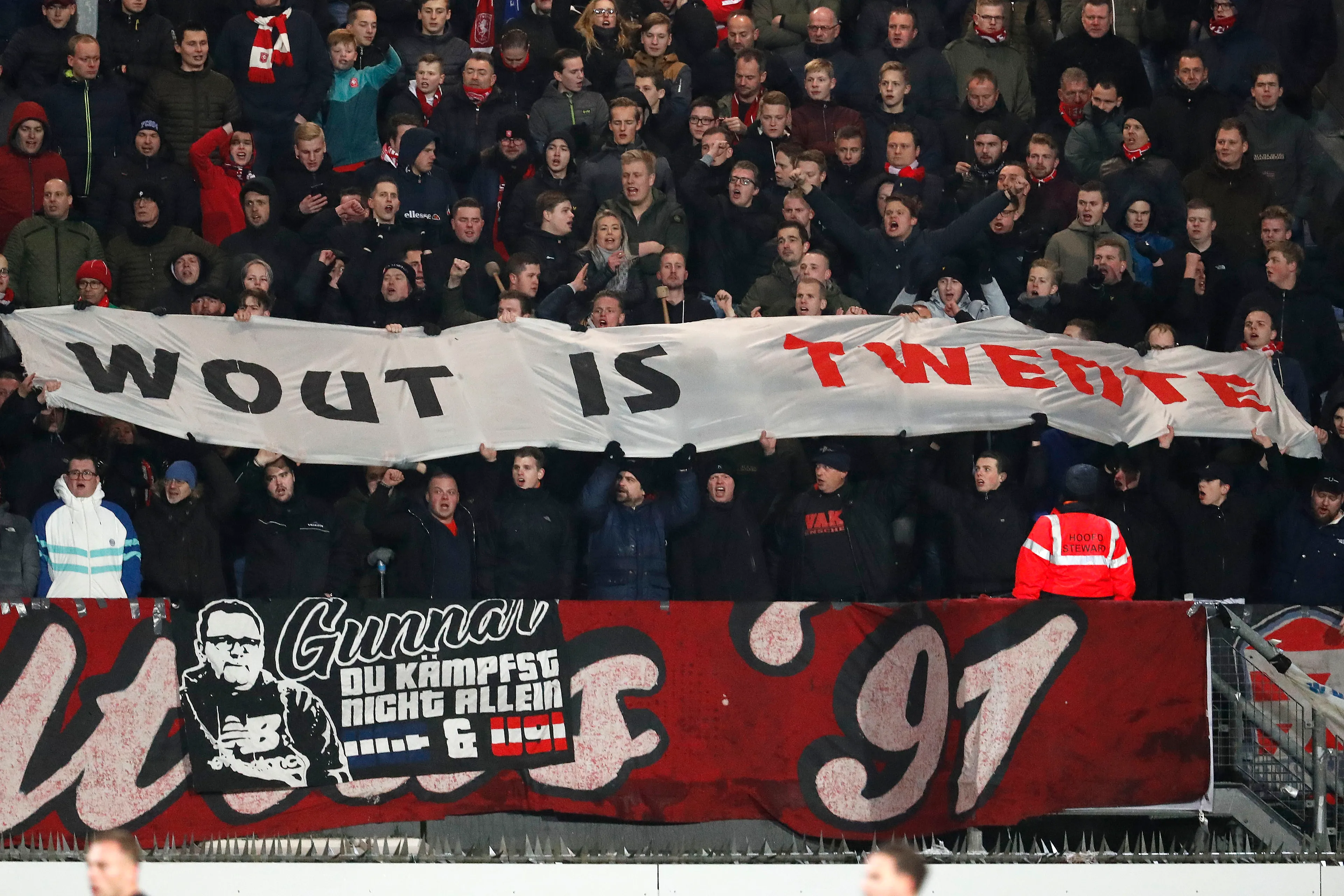 FC Twente-supporters steken Wout Brama hart onder de riem