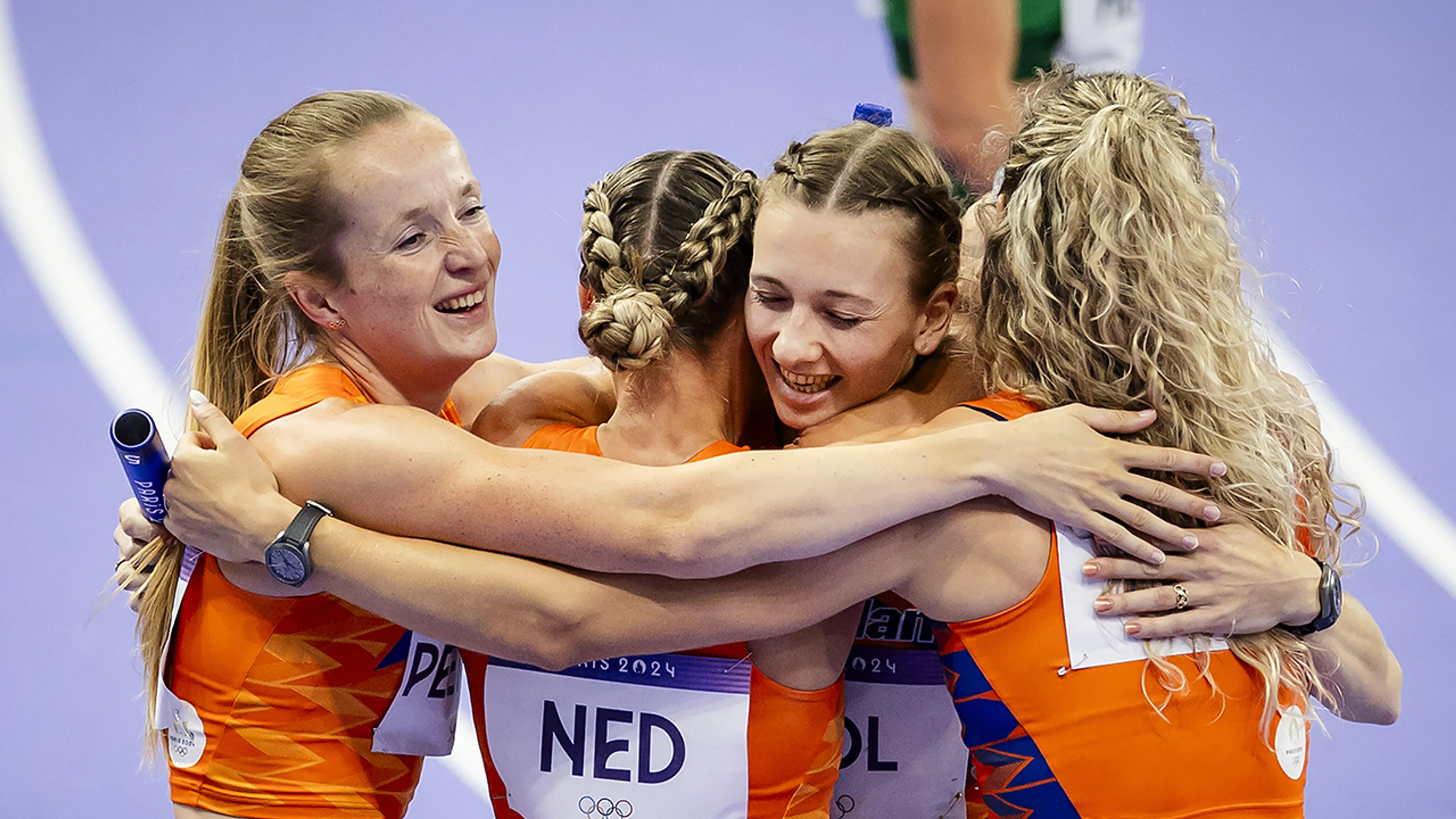 Estafettevrouwen 4x400 meter veroveren olympisch zilver na fraaie eindsprint Femke Bol