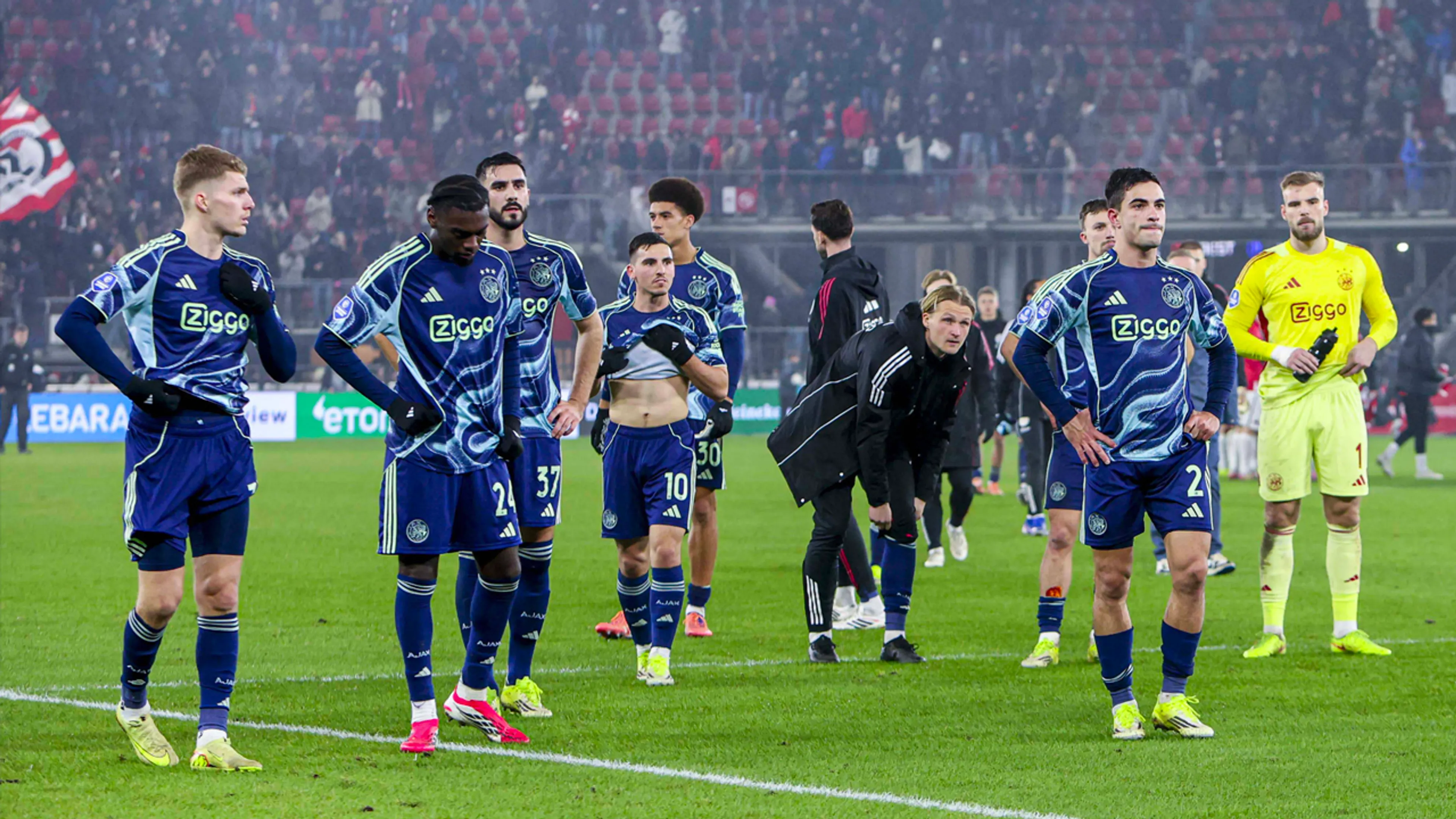 Pijnlijk: 'Ajax-speler gooide na duel met AZ shirt in uitvak, maar kreeg 'm direct weer terug'