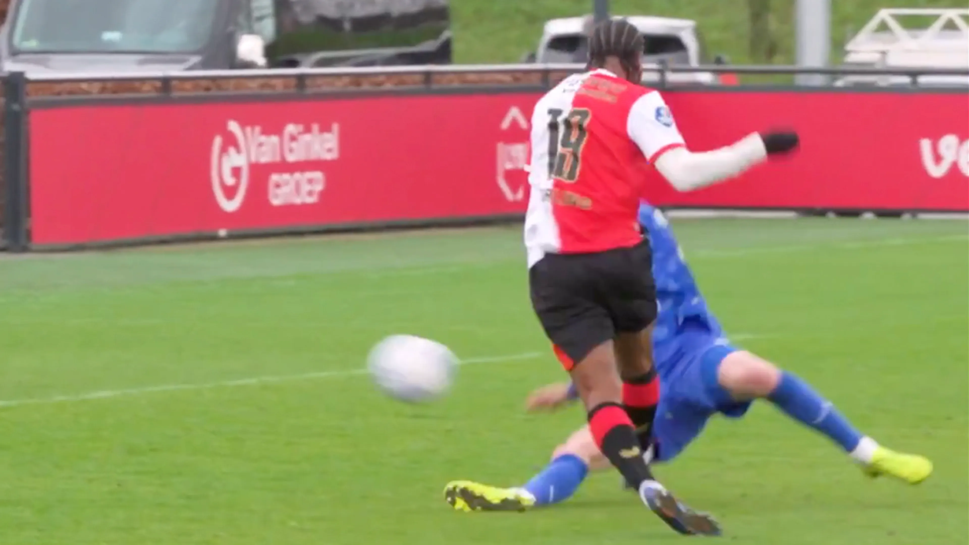 Videogoal: Sterling maakt eerste doelpunt voor Feyenoord in verloren oefenduel met FC Twente