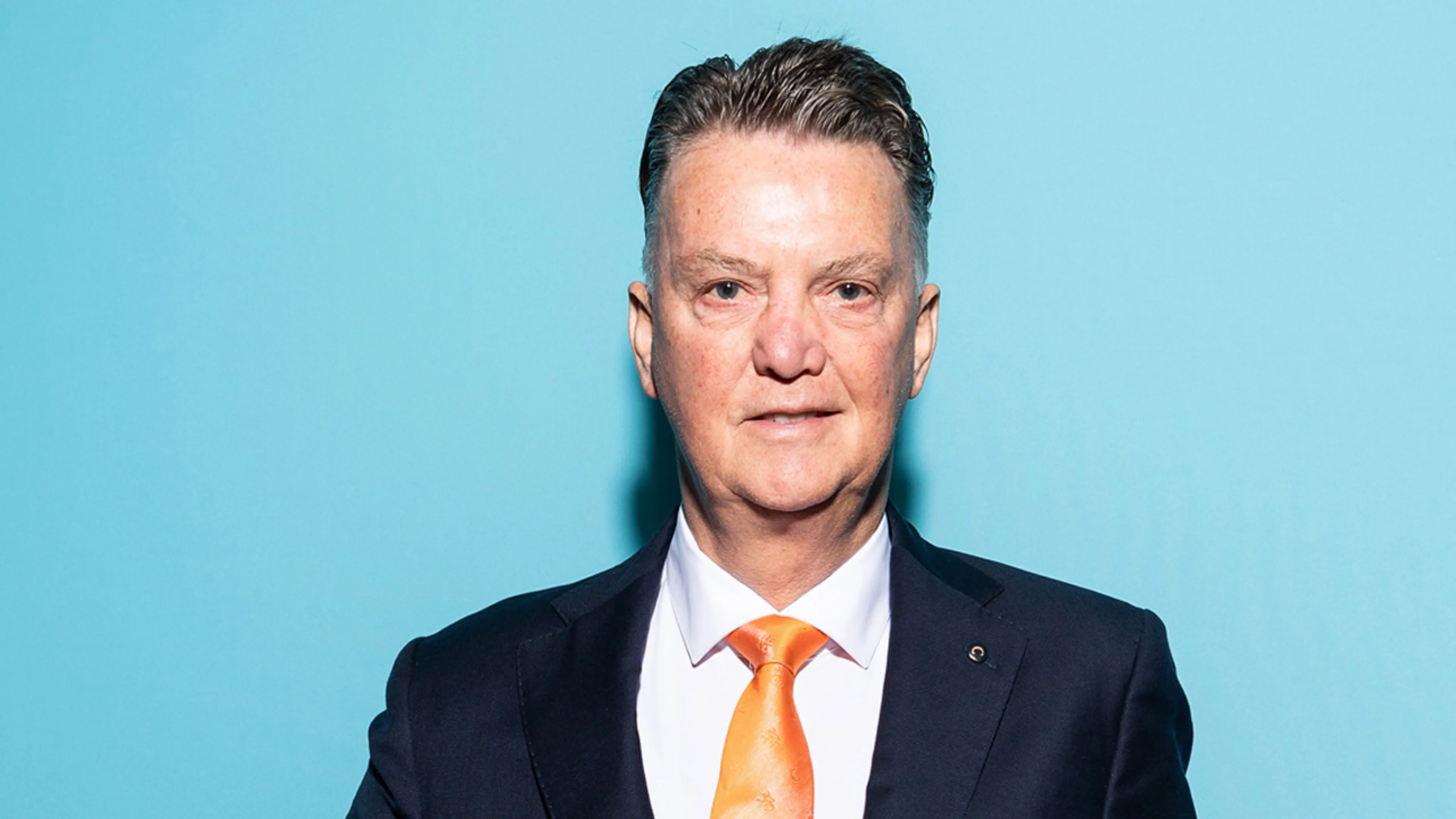 'In belang van Ajax en Nederlandse voetbal moet Van Gaal nog één jaar trainer van Ajax worden'