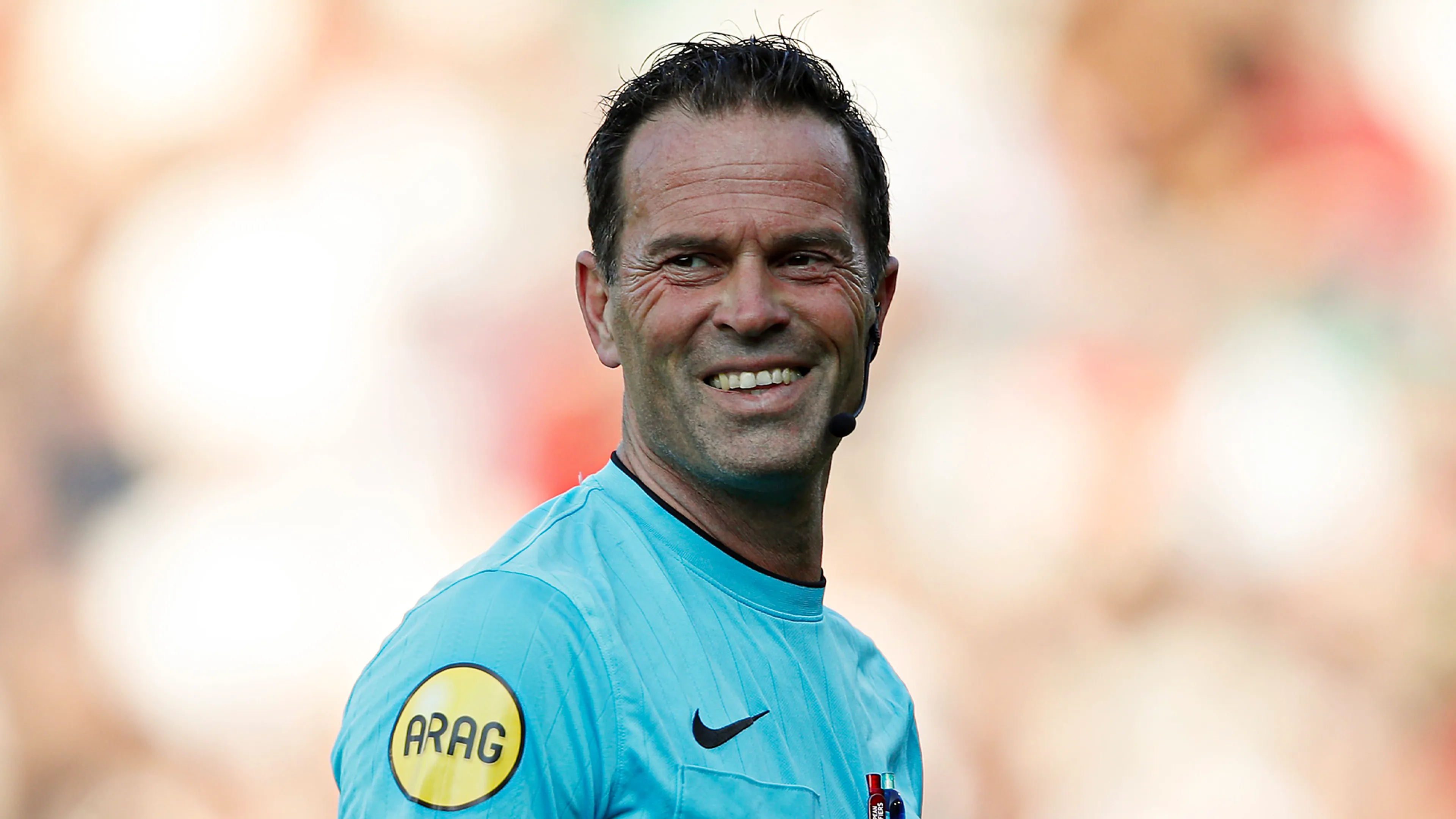 Scheidsrechter Bas Nijhuis onthult wanneer hij terug wil keren op de Nederlandse velden!